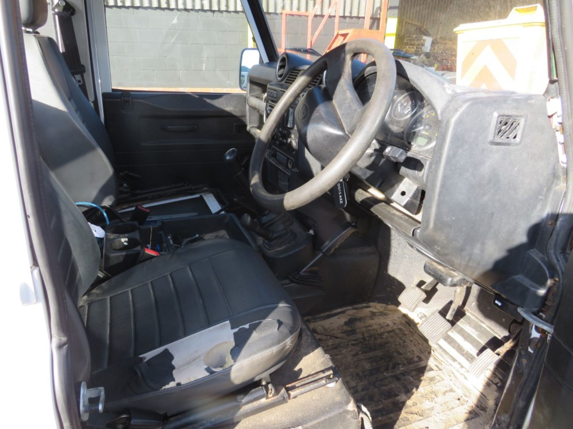 13 reg LAND ROVER DEFENDER 90 TD PICKUP (RUNS, DRIVES BUT NOISY GEARBOX) (DIRECT COUNCIL) 1ST REG - Image 5 of 6