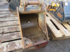 12" DIGGER BUCKET TO SUIT 1.5 TON MACHINE [+ VAT]