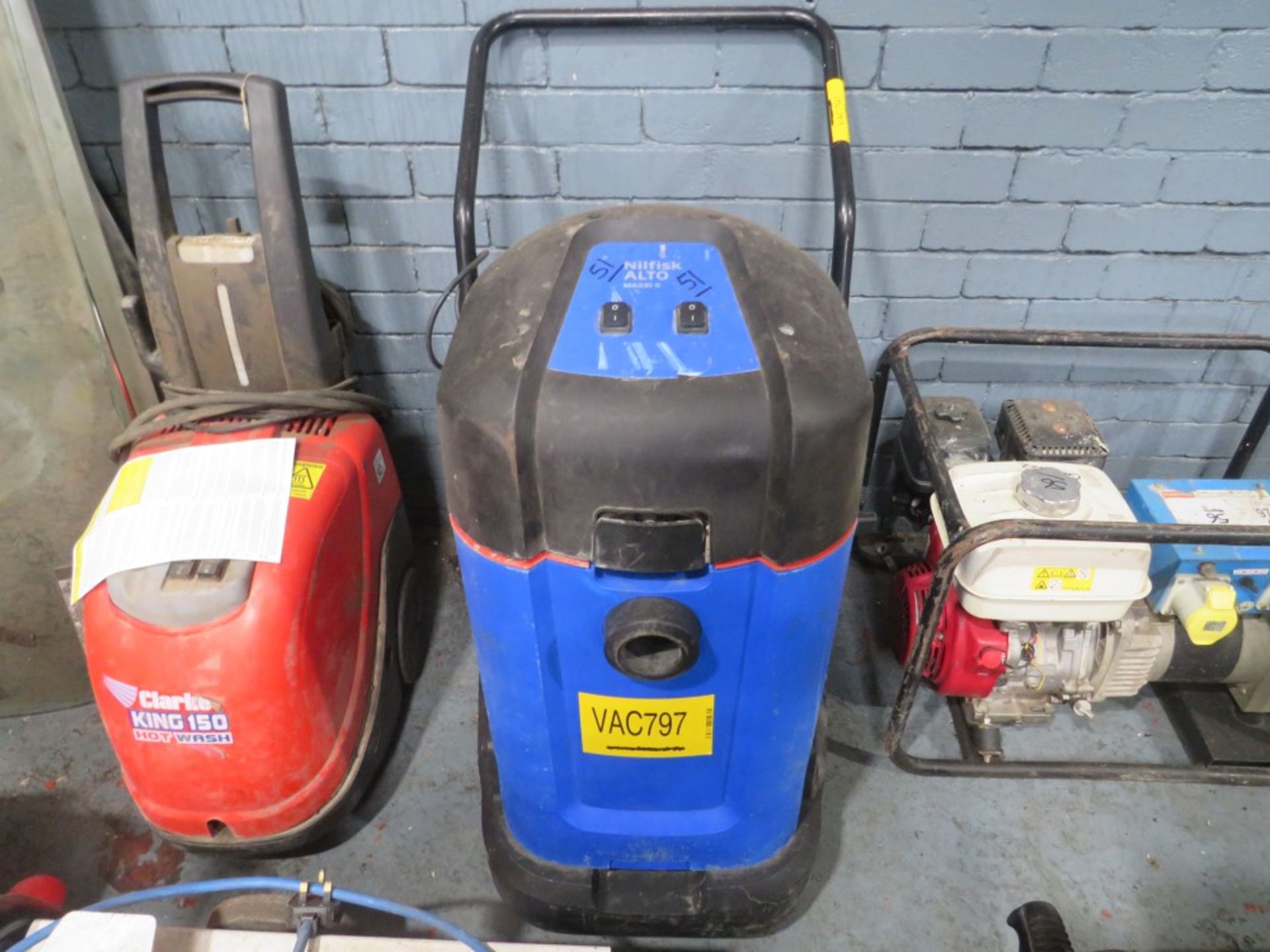 240V TWIN MOTOR INDUSTRIAL WET & DRY VACUUM (DIRECT HIRE CO) [+ VAT]