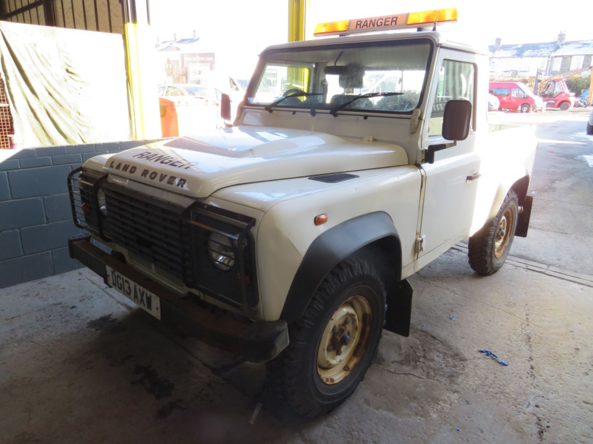 13 reg LAND ROVER DEFENDER 90 TD PICKUP (NON RUNNER - SUSPECTED IMMOBILIZER FAULT) (DIRECT - Image 2 of 6