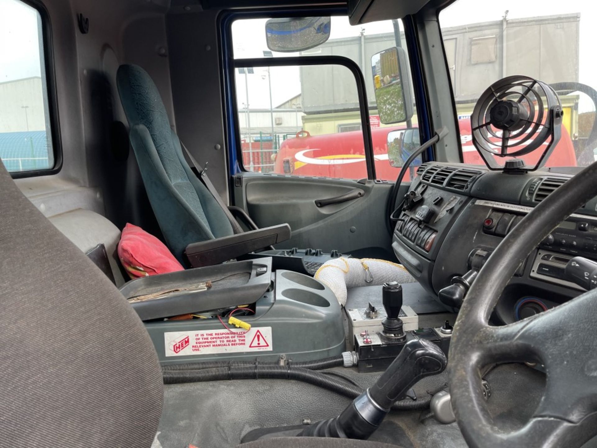 03 reg DAF CF 85.380 6 WHEEL HOOKLIFT WAGON (DIRECT COUNCIL) (LOCATION ANGLESEY) 1ST REG 08/03, SKIP - Image 6 of 6