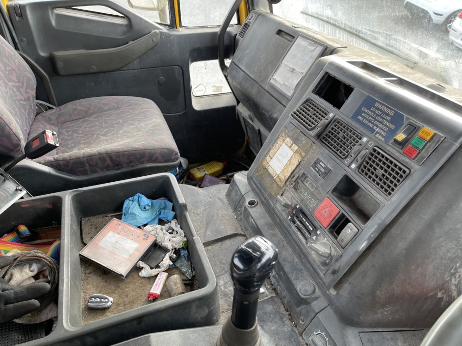 T reg IVECO 340 E34 8 WHEEL HOOK LOADER (DIRECT COUNCIL) (LOCATION ANGLESEY) 1ST REG 06/99, V5 MAY - Image 5 of 7