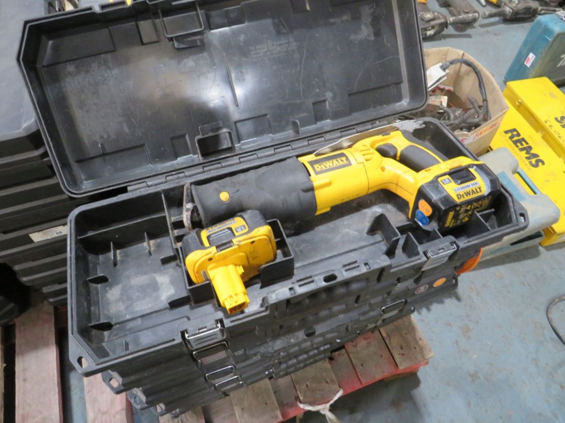 DEWALT SAW - INCOMPLETE - NO CHARGER (DIRECT LANCS FIRE & RESCUE) [+ VAT]