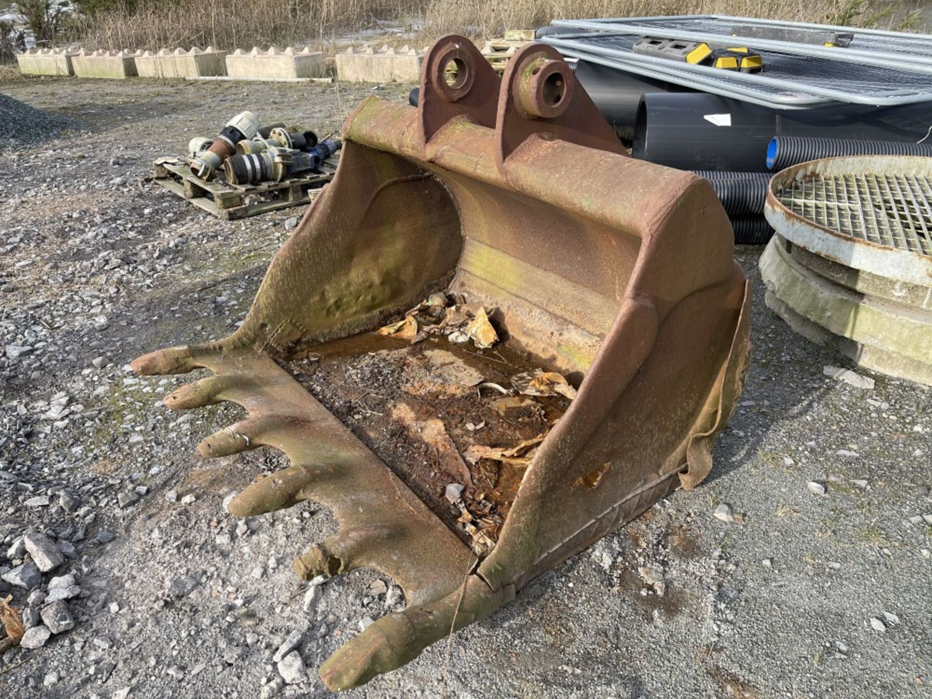 5FT EXCAVATOR BUCKET (DIRECT COUNCIL) (LOCATION ANGLESEY - RING FOR COLLECTION DETAILS) [+ VAT]