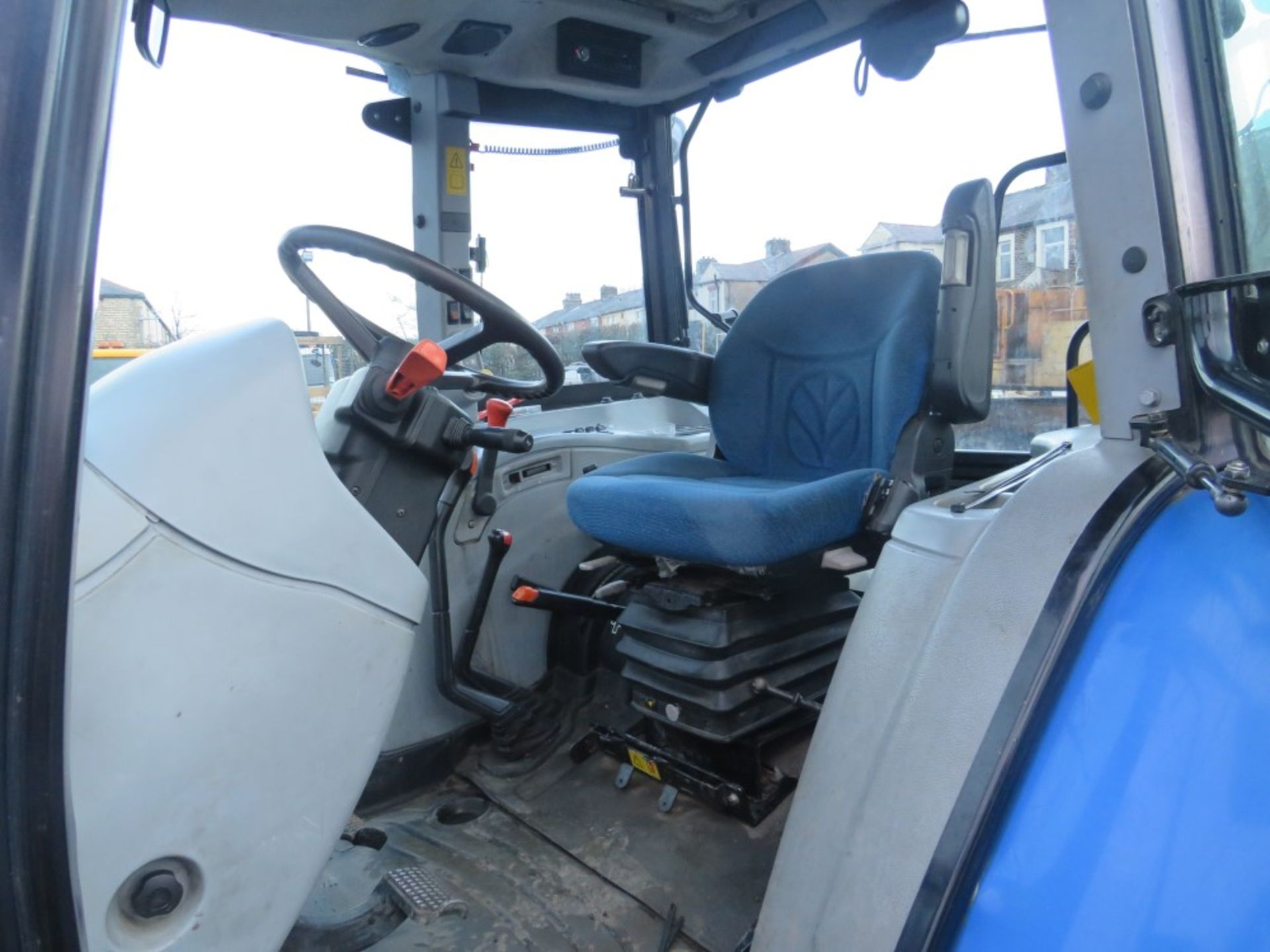 10 reg NEW HOLLAND T5060 TRACTOR (DIRECT COUNCIL) 1ST REG 06/10, 7359 HOURS, V5 HERE, 1 OWNER FROM - Image 5 of 6