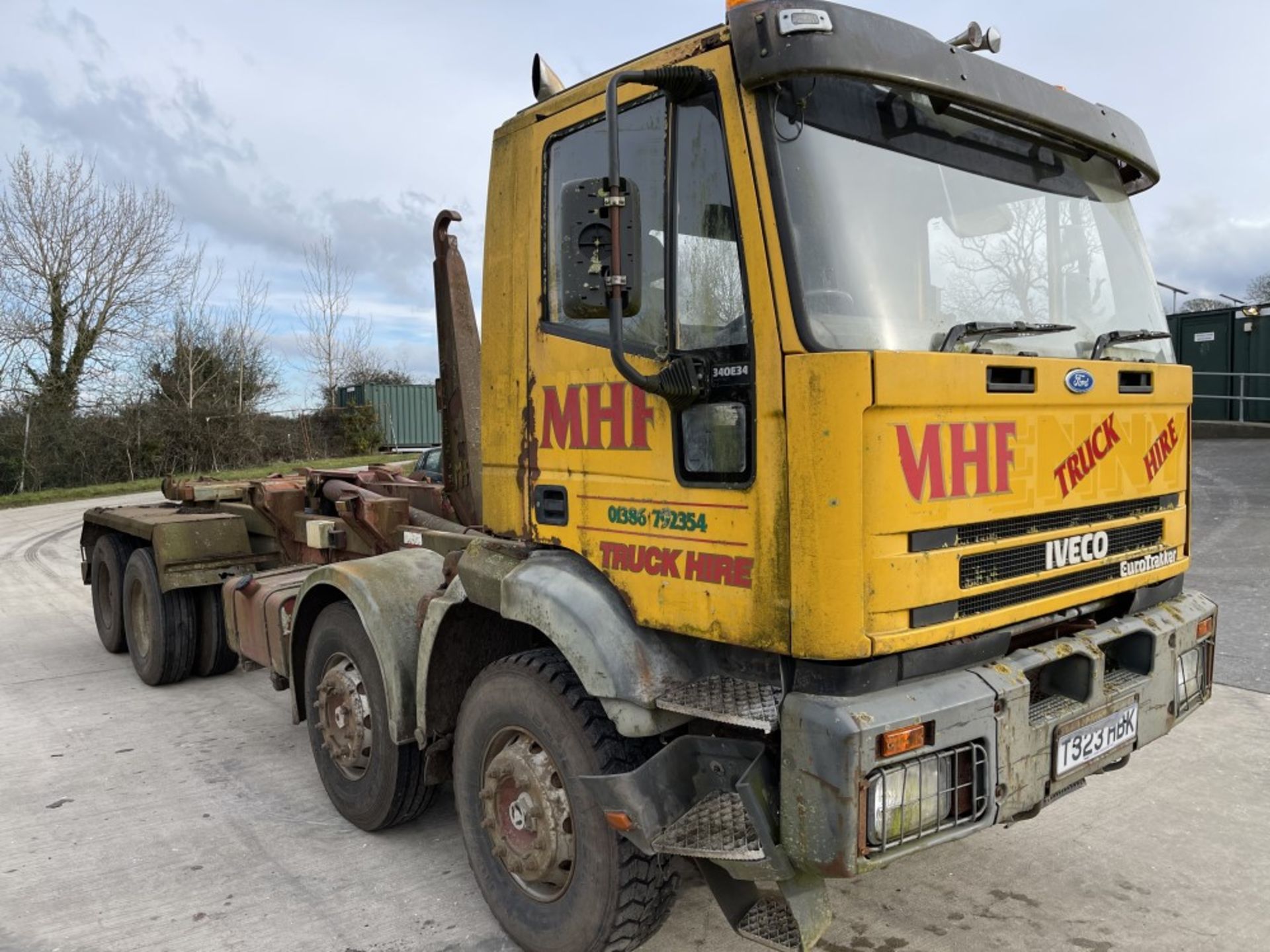 T reg IVECO 340 E34 8 WHEEL HOOK LOADER (DIRECT COUNCIL) (LOCATION ANGLESEY) 1ST REG 06/99, V5 MAY - Bild 2 aus 7
