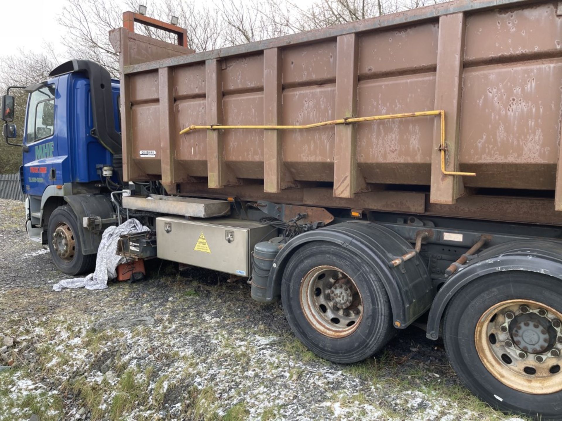 03 reg DAF CF 85.380 6 WHEEL HOOKLIFT WAGON (DIRECT COUNCIL) (LOCATION ANGLESEY) 1ST REG 08/03, SKIP - Image 2 of 6