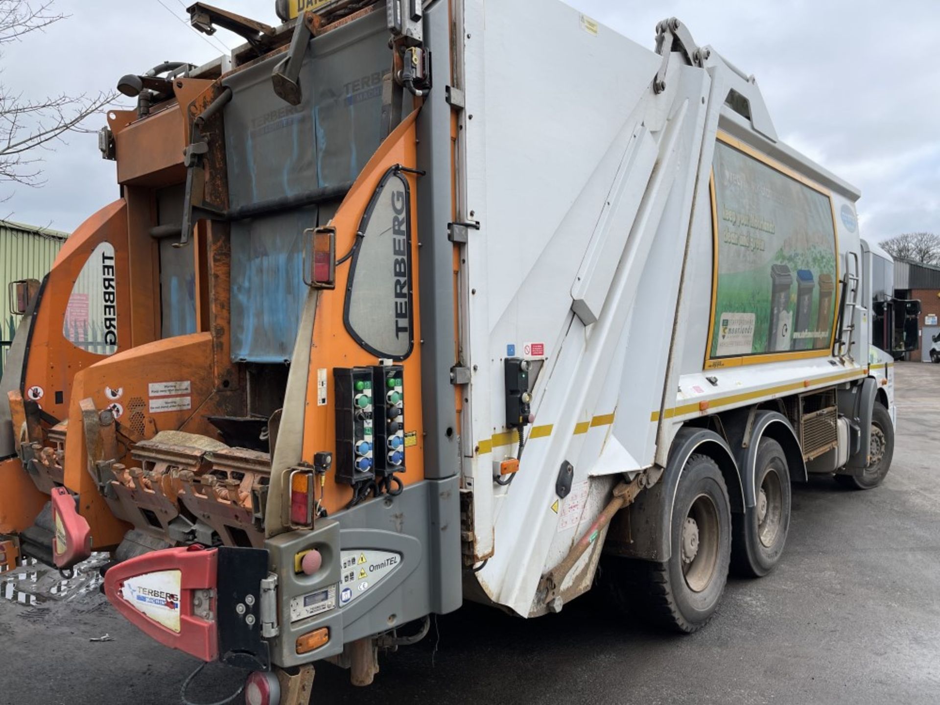 13 reg MERCEDES ECONIC 2629 6 X 4 REFUSE WAGON (DIRECT COUNCIL) (LOCATION LEEK) 1ST REG 07/13, - Image 3 of 6