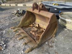 5FT EXCAVATOR BUCKET (DIRECT COUNCIL) (LOCATION ANGLESEY - RING FOR COLLECTION DETAILS) [+ VAT]