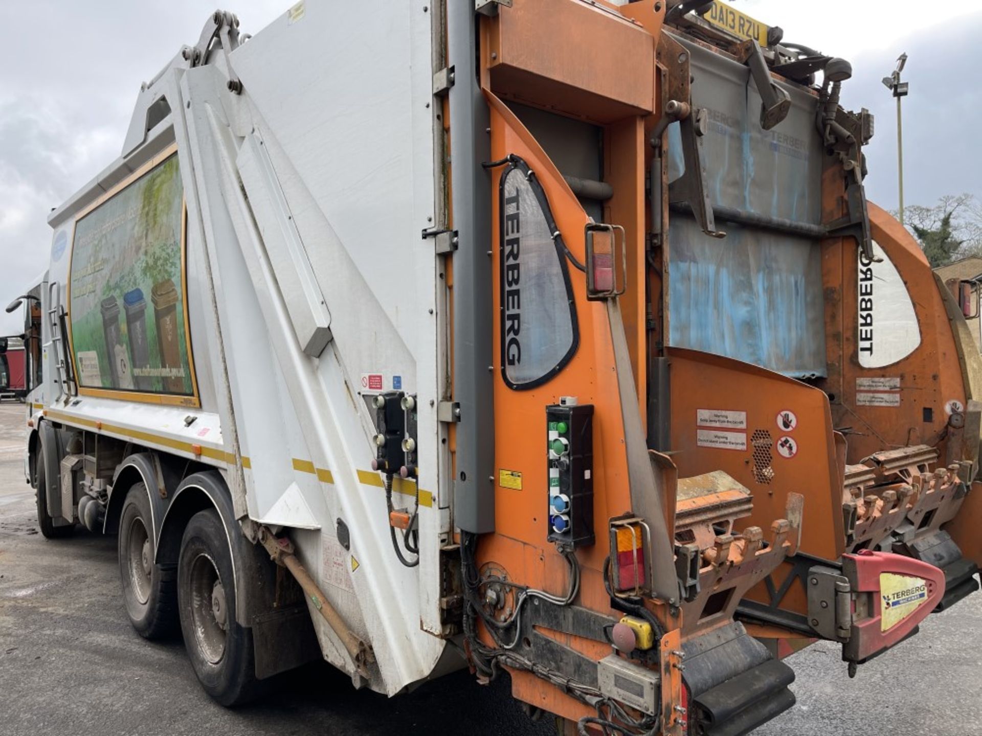 13 reg MERCEDES ECONIC 2629 6 X 4 REFUSE WAGON (DIRECT COUNCIL) (LOCATION LEEK) 1ST REG 07/13, - Image 4 of 6