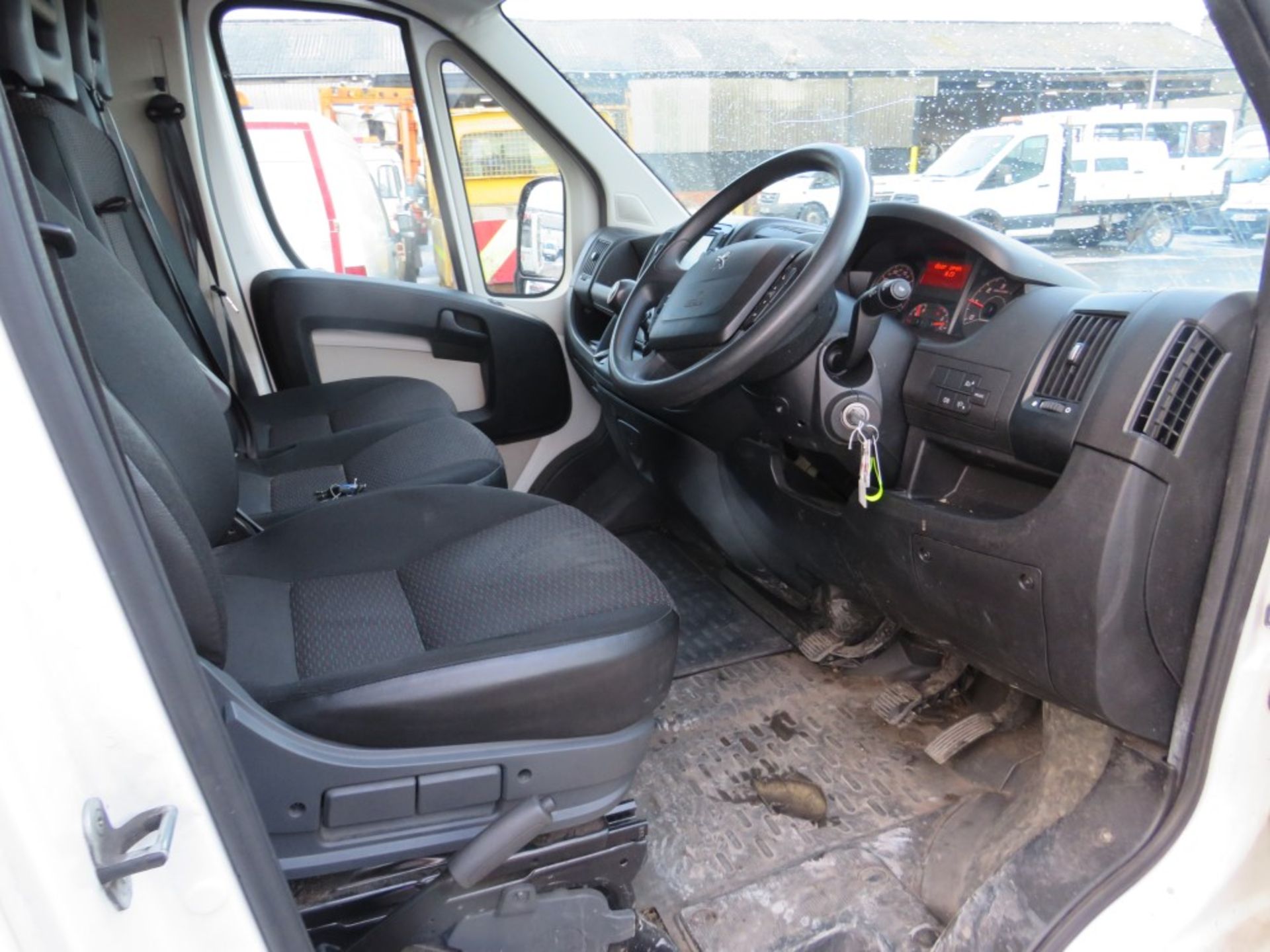 68 reg PEUGEOT BOXER 335 BLUE HDI 18FT LOW LOAD LUTON BOX VAN, 1ST REG 09/18, 161074M, V5 HERE, 1 - Image 6 of 7