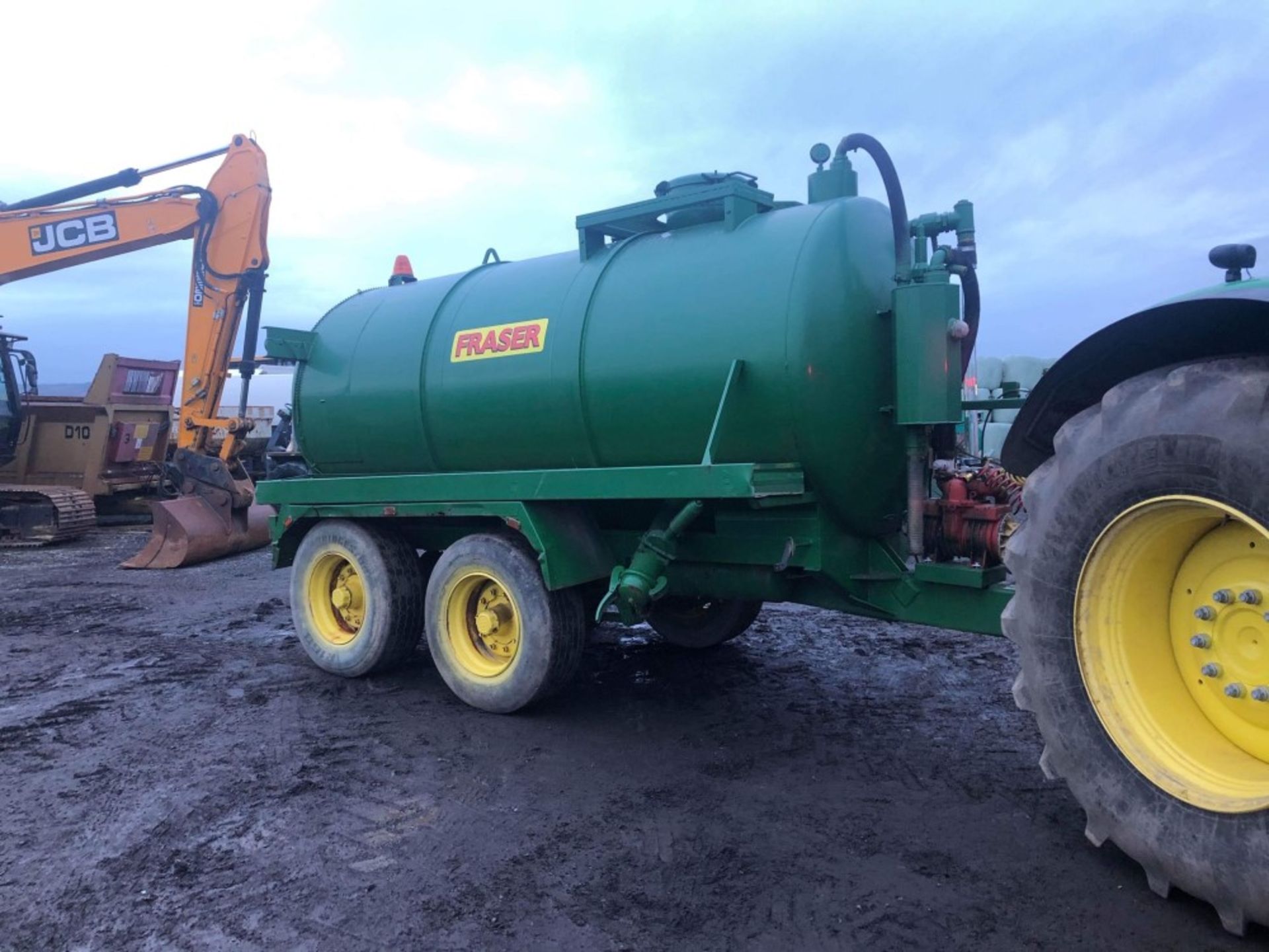 FRASER 3000 GALLON VAC TANK (LOCATION SHEFFIELD) AIR BRAKES, COMMERCIAL RUNNING AXLES (RING FOR - Image 4 of 4