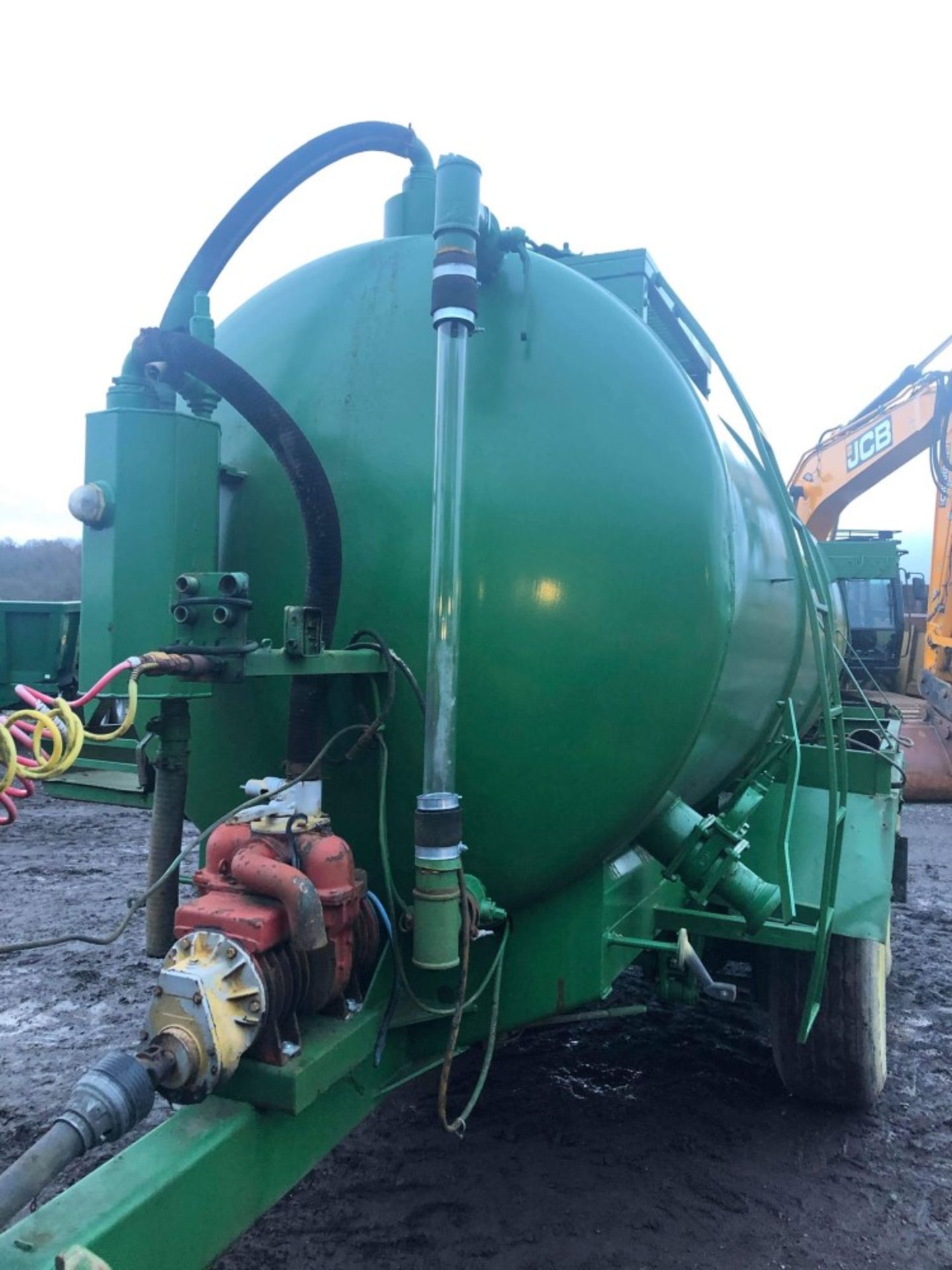 FRASER 3000 GALLON VAC TANK (LOCATION SHEFFIELD) AIR BRAKES, COMMERCIAL RUNNING AXLES (RING FOR - Image 3 of 4