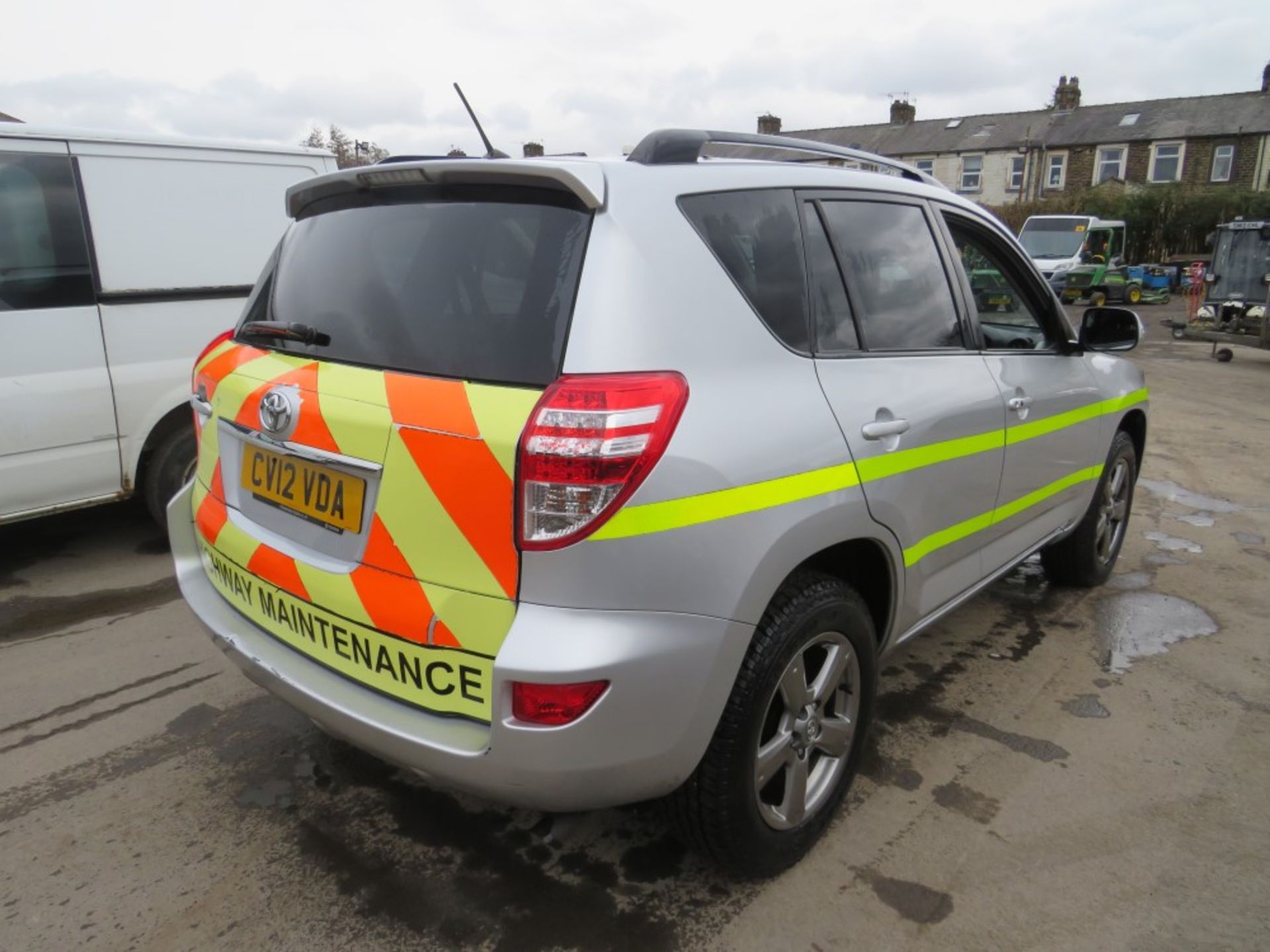 12 reg TOYOTA RAV4 XT-R D-4D (DIRECT COUNCIL) RUNS, DRIVES, SUSPECTED HEAD GASKET ISSUES, 1ST REG - Image 4 of 6