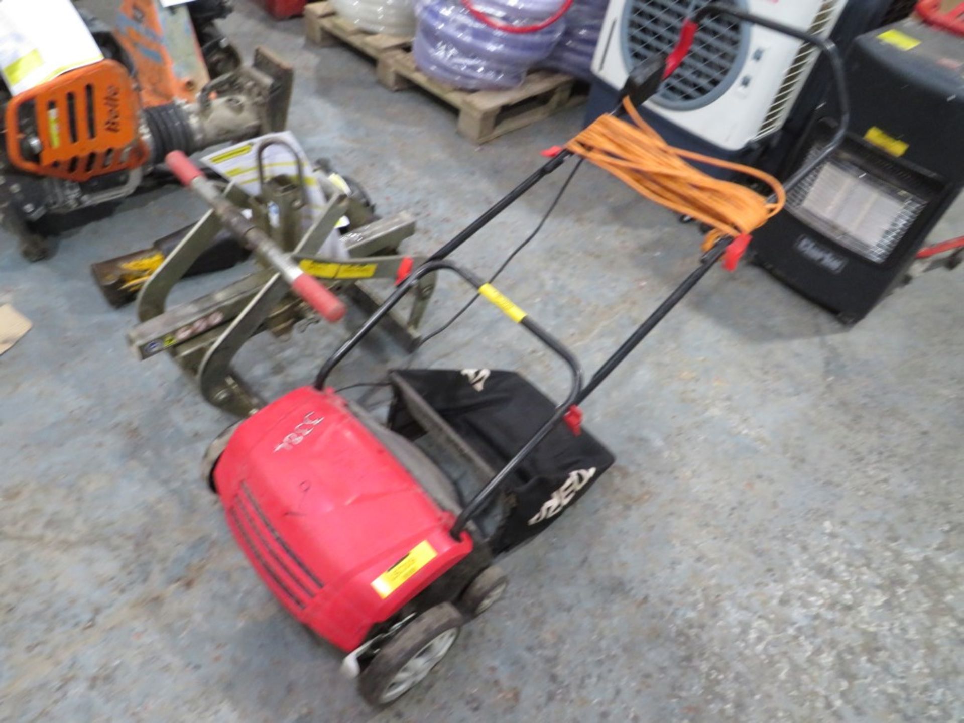 H/D 240V LAWN SCARIFIER (DIRECT HIRE CO) [+ VAT]