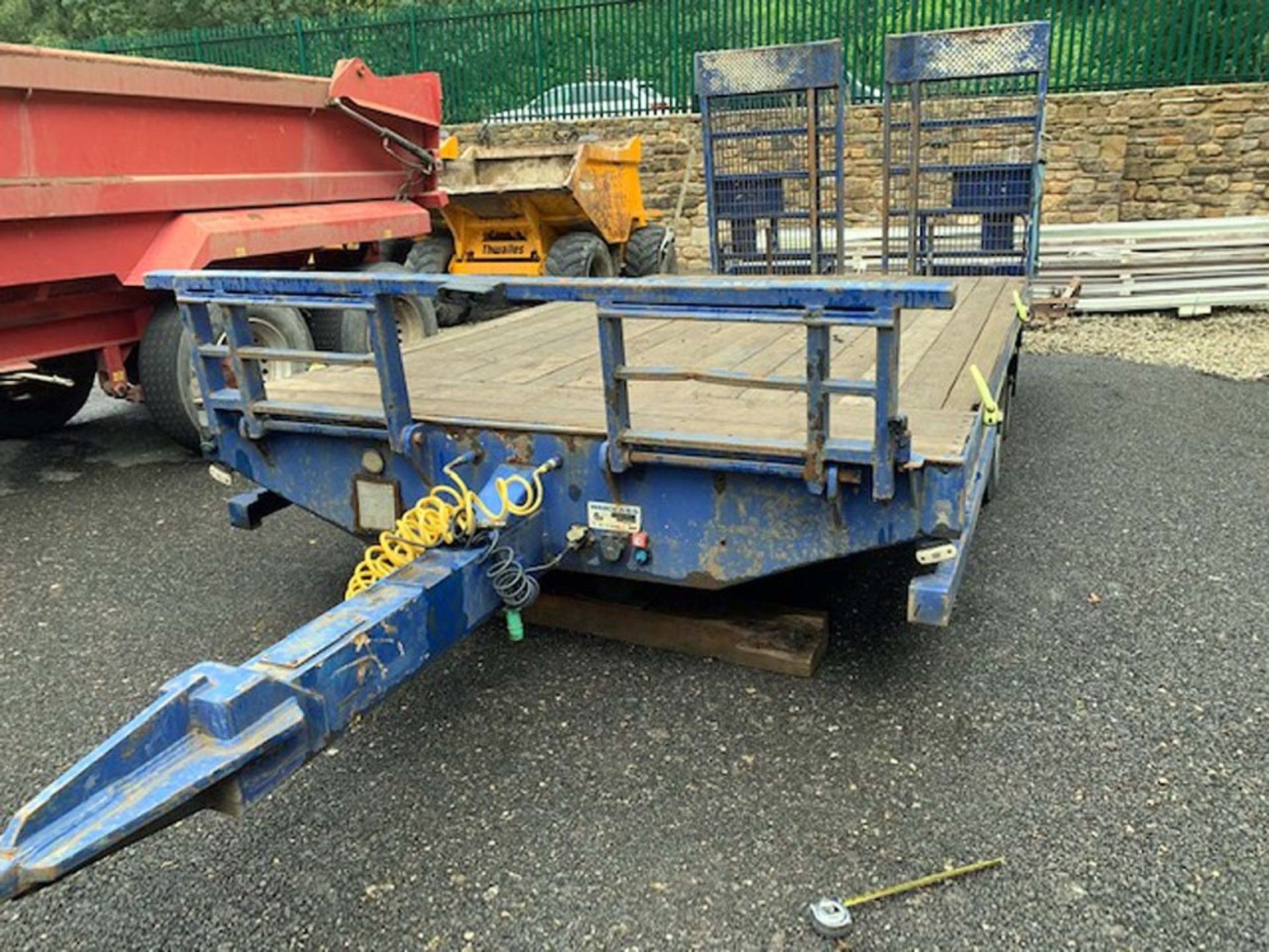 LOW LOADER TRAILER 18FT BED, 8FT WIDE, SPRUNG RAMPS, FOLD DOWN HEADBOARD, AIR & HYD BRAKES [+ VAT] - Image 6 of 7