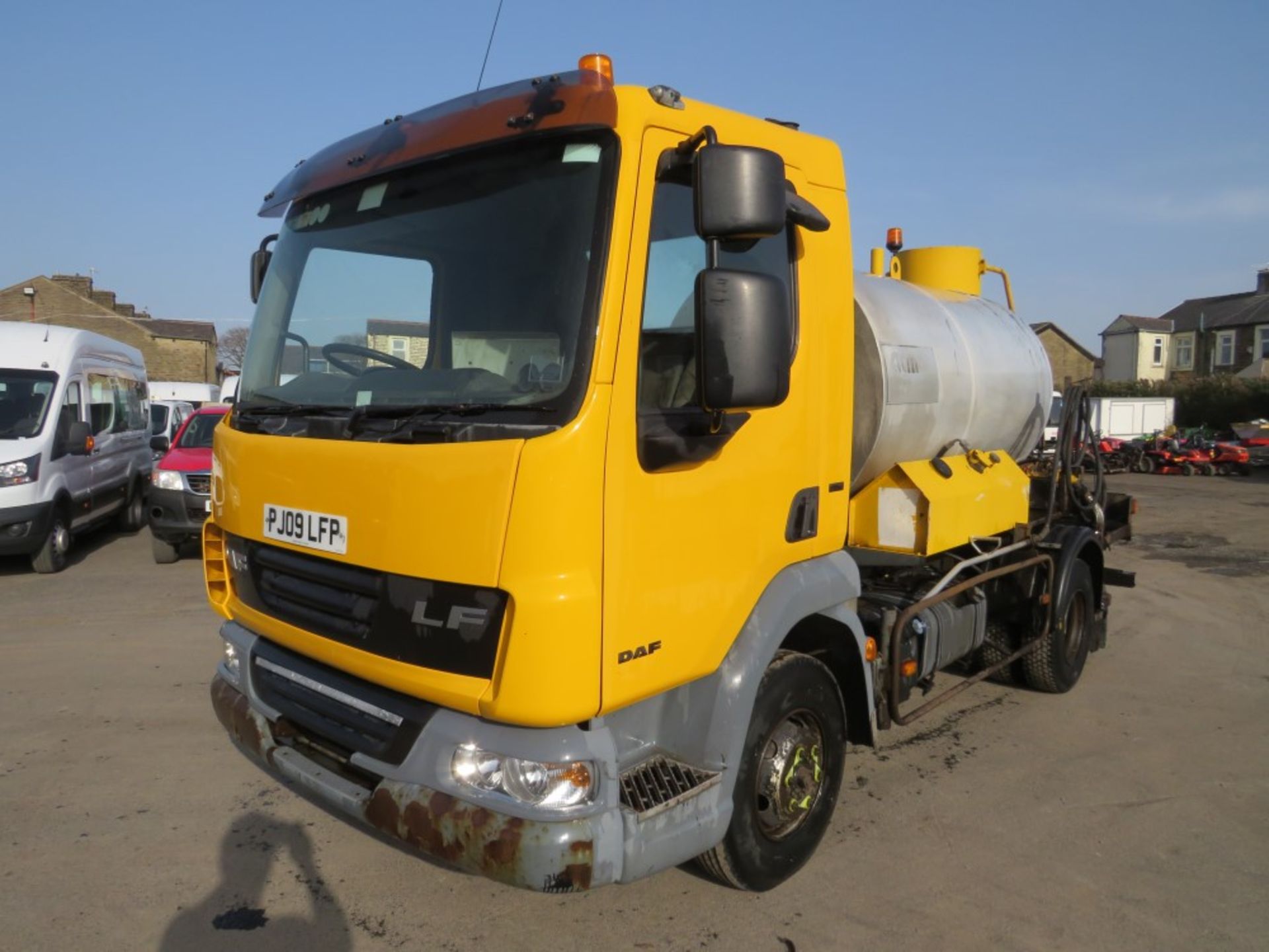 09 reg DAF FA LF45.160 7.5 TON TAR TANKER (DIRECT COUNCIL) 1ST REG 06/09, TEST 07/21, 166836KM, V5 - Image 2 of 6