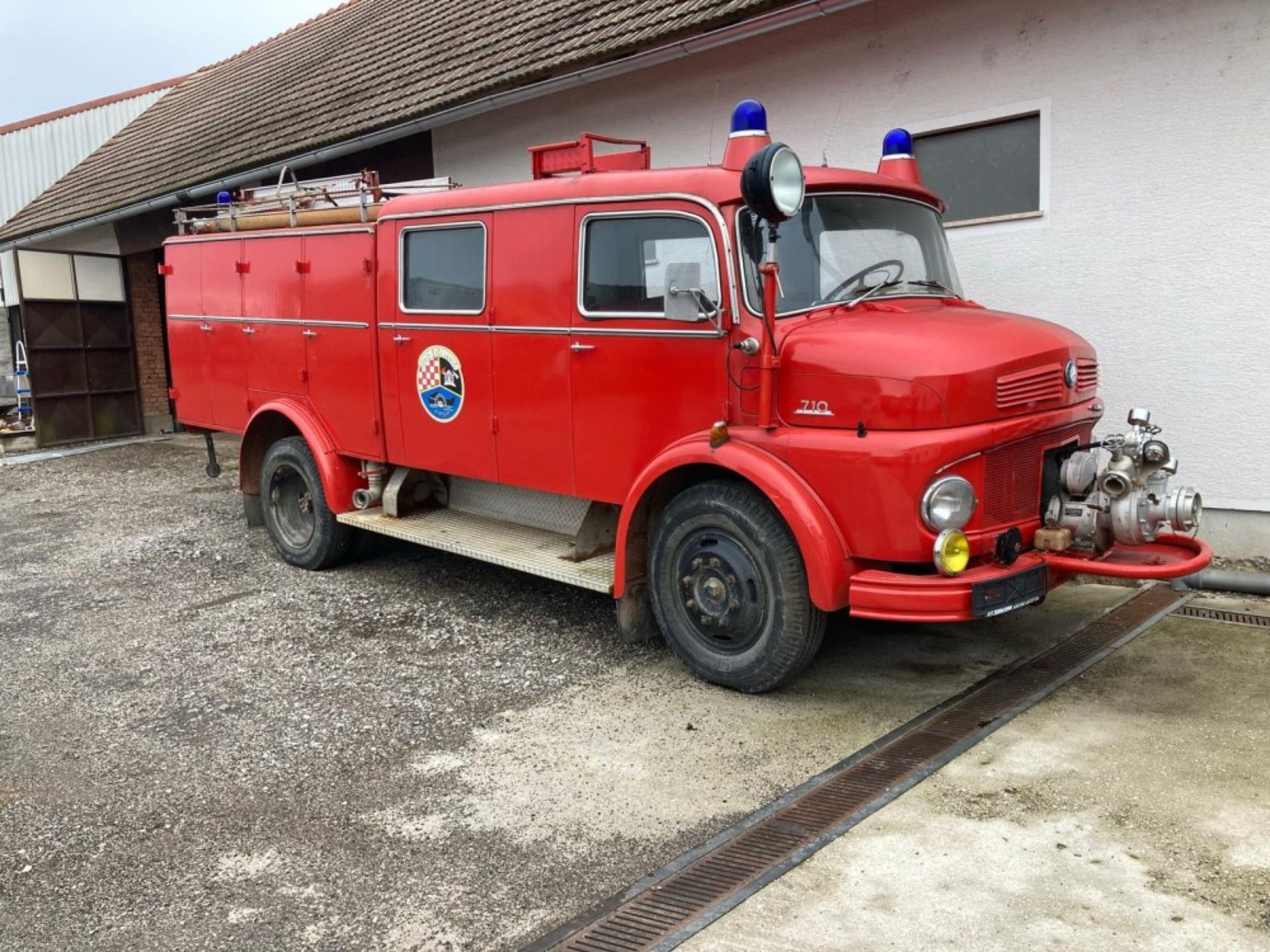 1967 MERCEDES 710 FIRE ENGINE LHD (LOCATION SKELMERSDALE) RUNS & DRIVES, COMES WITH ORIGINAL MASKS & - Image 2 of 3