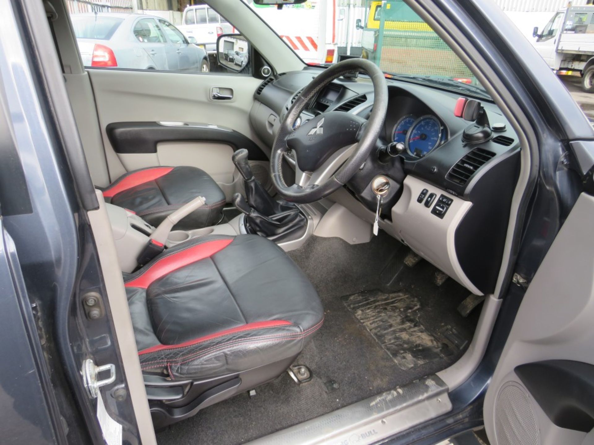 59 reg MITSUBISHI L200 RAGING BULL DI-D D/C PICK-UP, 1ST REG 02/10, TEST 01/22, 108011M WARRANTED, - Image 5 of 6