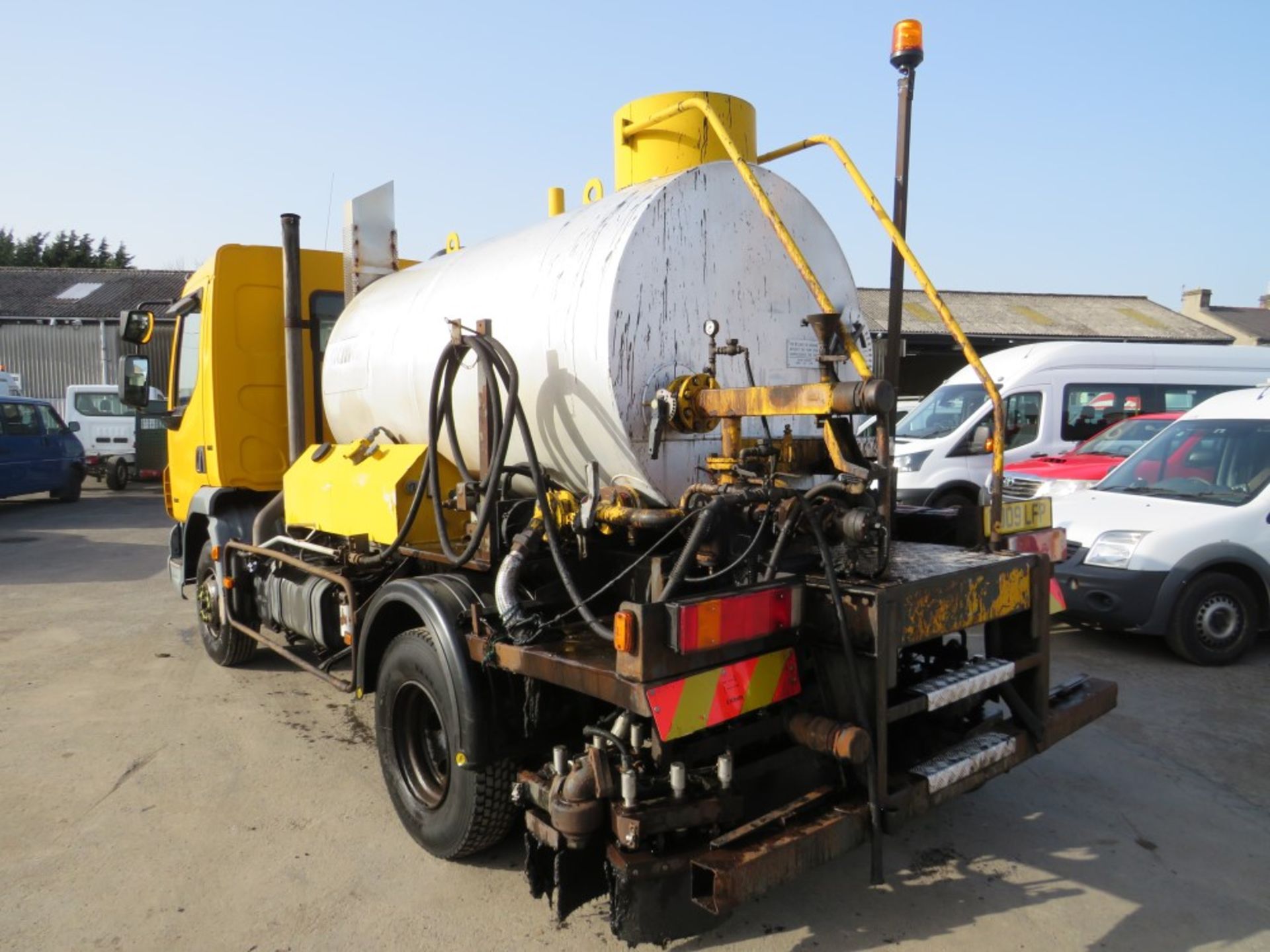 09 reg DAF FA LF45.160 7.5 TON TAR TANKER (DIRECT COUNCIL) 1ST REG 06/09, TEST 07/21, 166836KM, V5 - Image 3 of 6