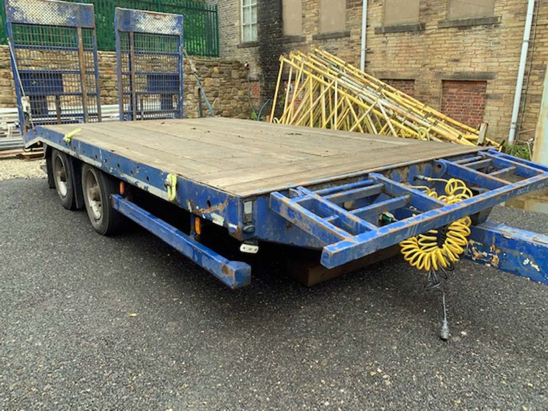 LOW LOADER TRAILER 18FT BED, 8FT WIDE, SPRUNG RAMPS, FOLD DOWN HEADBOARD, AIR & HYD BRAKES [+ VAT] - Image 5 of 7