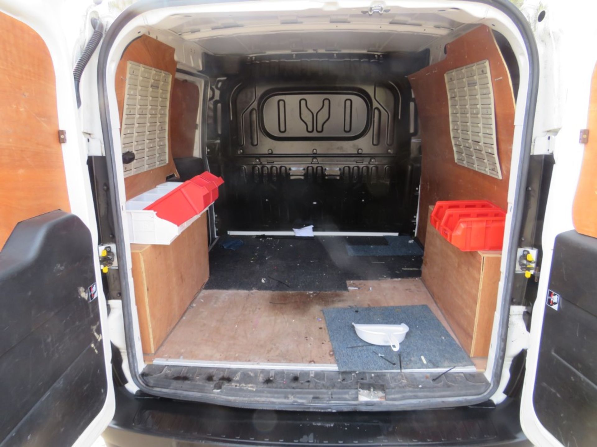 13 reg VAUXHALL COMBO 2000 CDTI SS E-FLEX (RUNS BUT NOISY - SMOKES HEAVILY) (DIRECT ELECTRICITY - Image 5 of 7