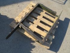 PAIR OF PALLET FORKS [NO VAT]