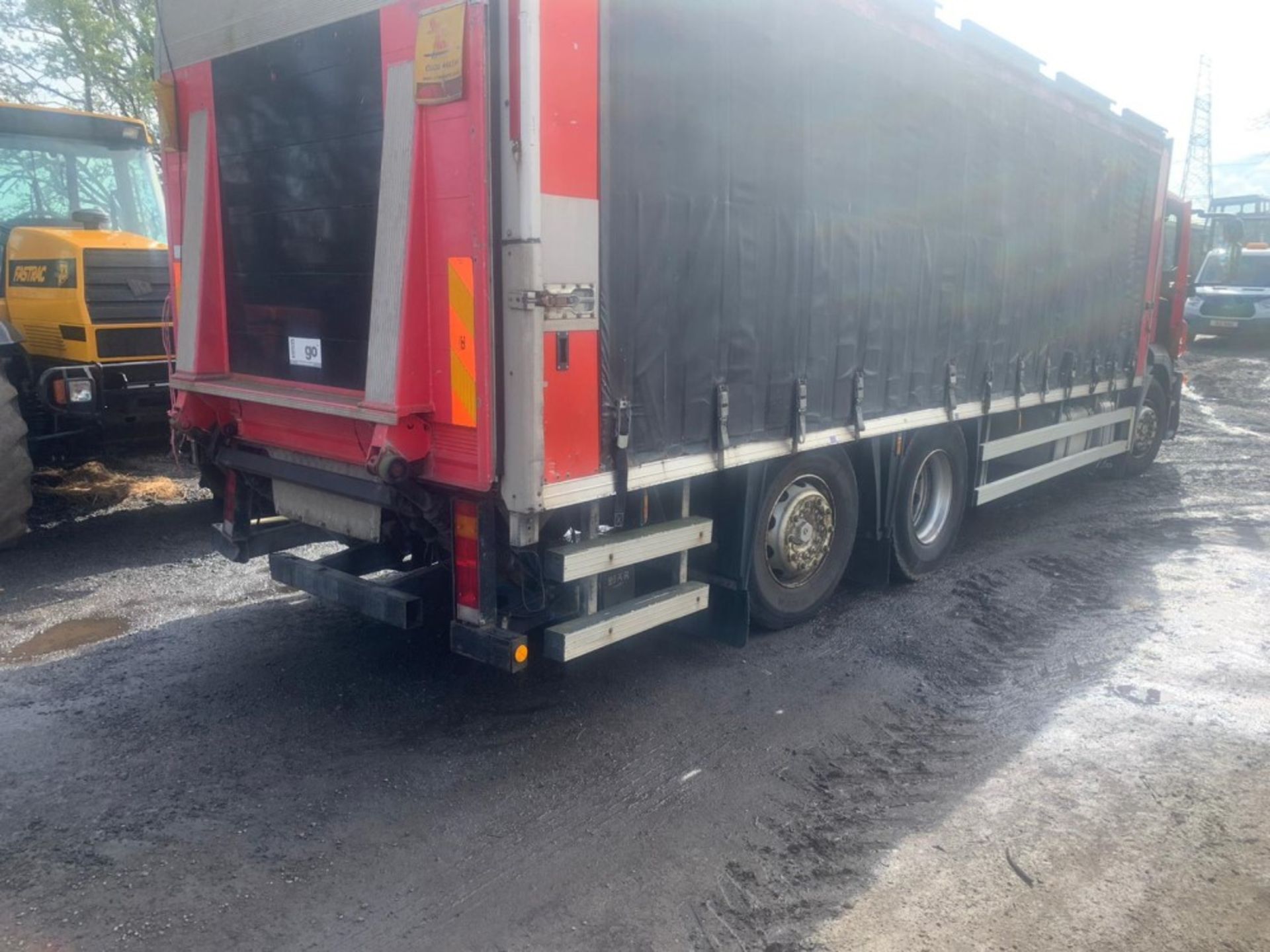 56 reg IVECO STRALIS CURTAIN SIDER C/W TAIL LIFT (NO KEYS SO DON'T KNOW IF IT RUNS OR DRIVES) ( - Image 3 of 4