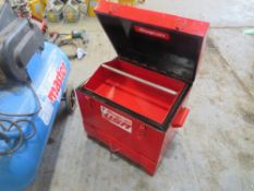 RED TOOL BOX WITH SNAP ON SIGN ON FRONT [NO VAT]