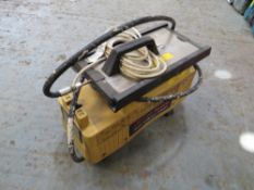 240v WALLPAPER STRIPPER (DIRECT HIRE CO) [+ VAT]