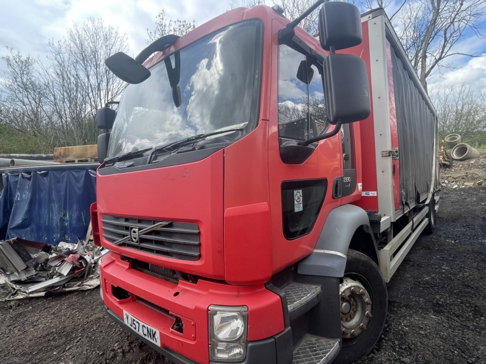 57 reg VOLVO CURTAIN SIDER C/W TAIL LIFT (LOCATION BLACKBURN) 1ST REG 12/07, MILEAGE UNKNOWN, NO - Image 2 of 3