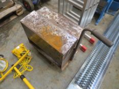 OLD CANTILEVER TOOL BOX ON WHEELS [NO VAT]