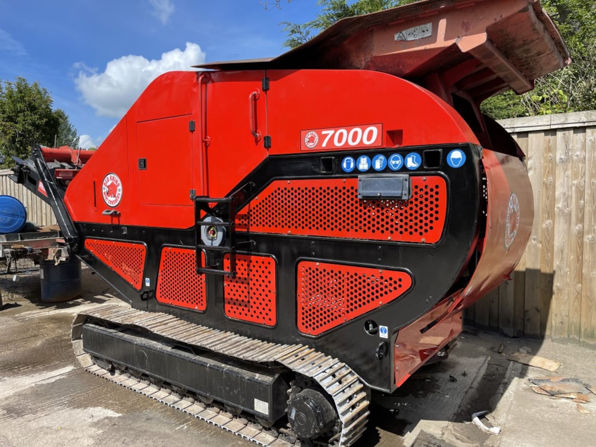 2010 RED RHINO 7000 MOBILE CRUSHER (LOCATION BURNLEY) 1600 HOURS (RING FOR COLLECTION DETAILS) [+ - Image 2 of 6