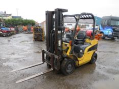 2004 CATERPILLAR GP25N 2.5 TON FORK LIFT TRUCK, TRIPLE, FREE OPEN WITH SIDE SHIFT, 3682 HOURS [+