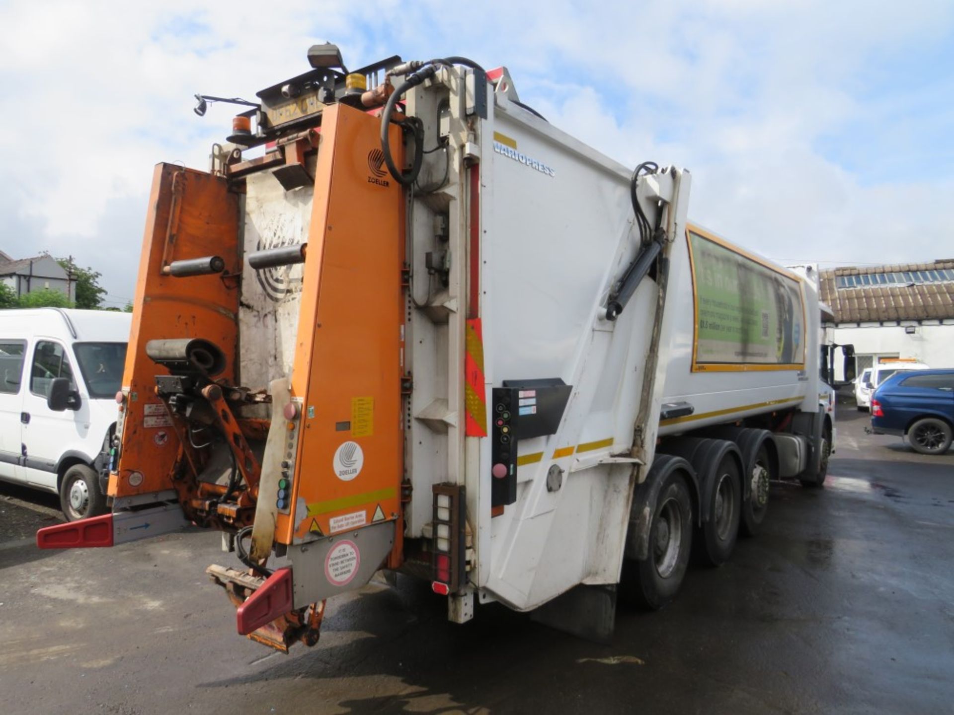 62 reg MERCEDES ECONIC 3233LL REFUSE WAGON (RUNS & DRIVES BUT SUSPECTED ECU FAULT) (DIRECT - Image 4 of 6