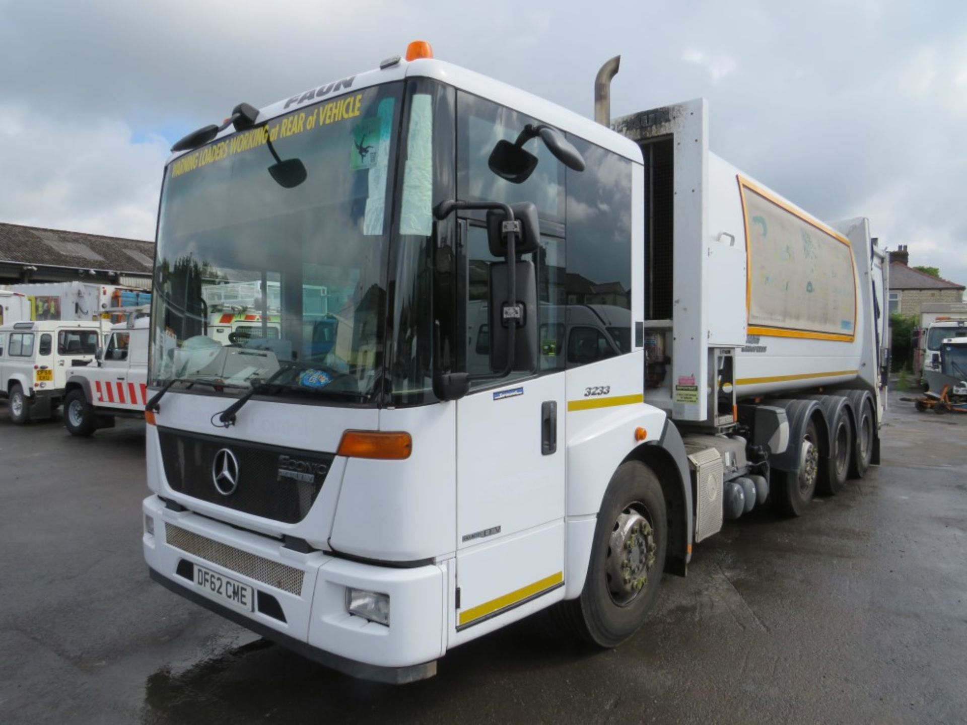 62 reg MERCEDES ECONIC 3233LL REFUSE WAGON (RUNS & DRIVES BUT SUSPECTED ECU FAULT) (DIRECT - Image 2 of 6