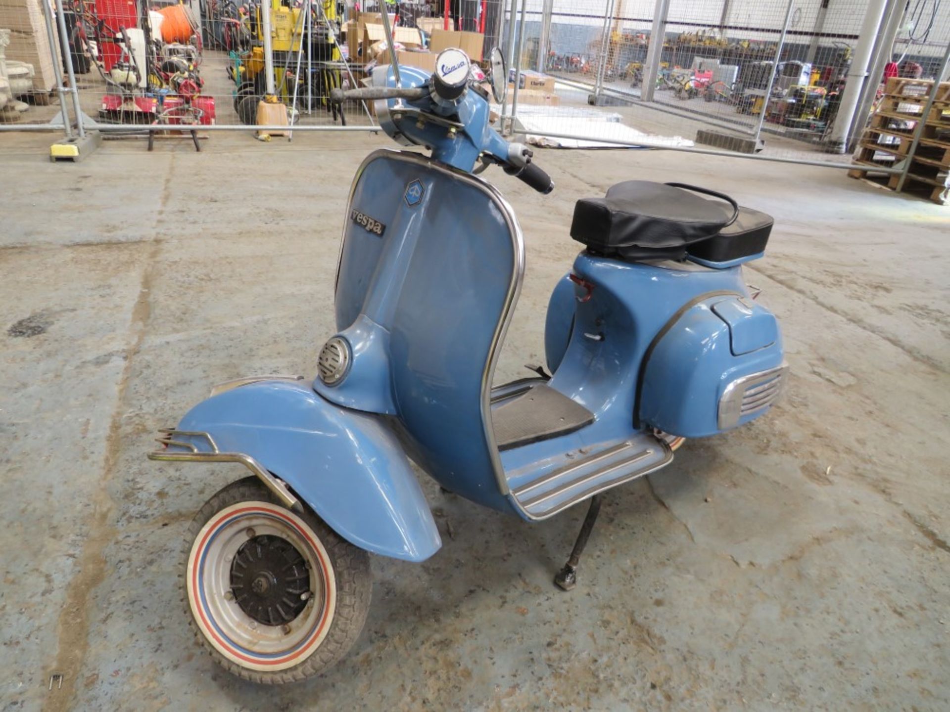 OLD VESPA SCOOTER, IMPORT, NOT REGISTERED, NO V5, NO KEYS [NO VAT] - Image 4 of 5