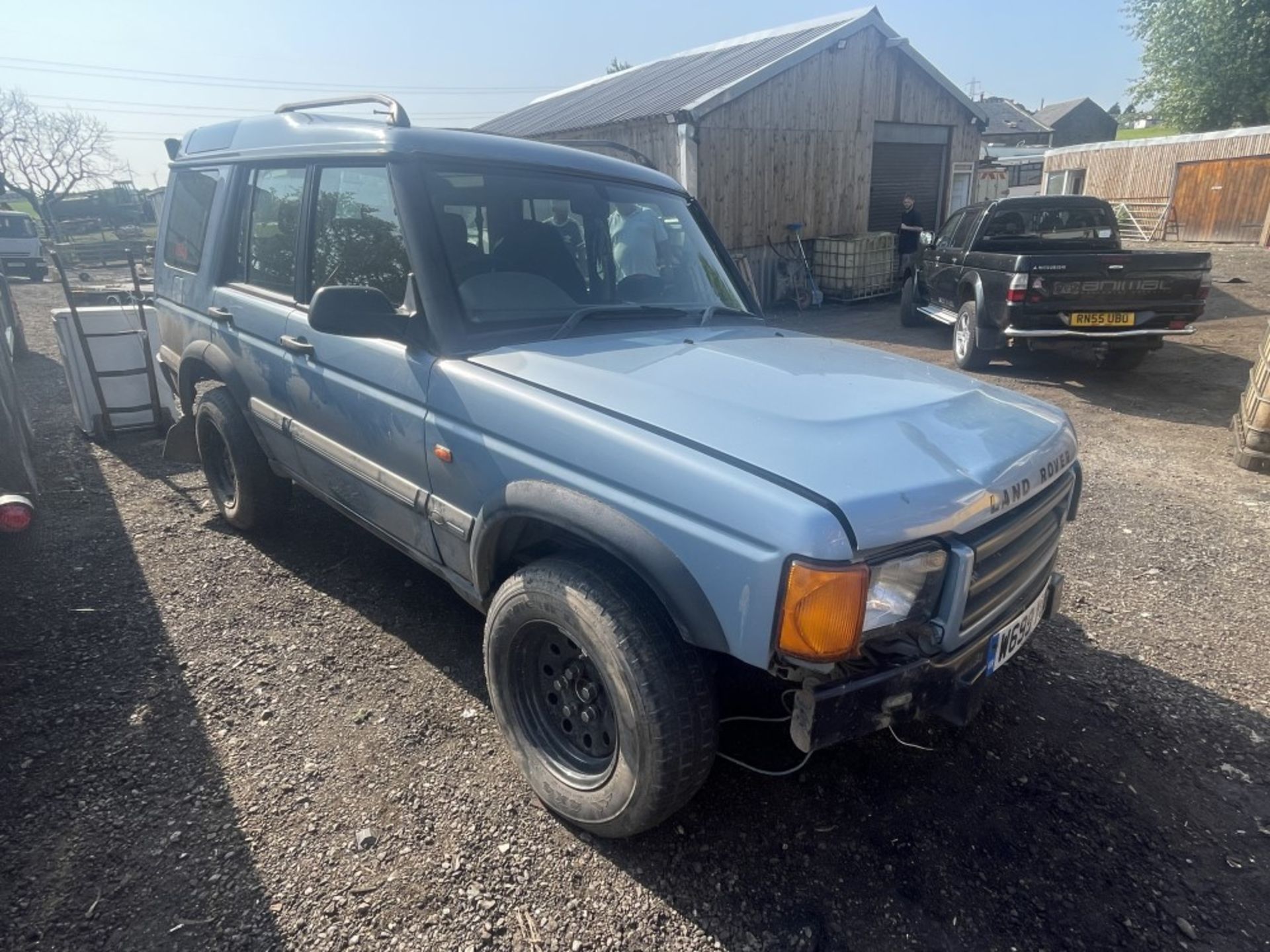 W reg LAND ROVER DISCOVERY (LOCATION BLACKBURN) NO KEYS SO UKNOWN IF RUNS OR NOT, NO V5 (RING FOR - Image 2 of 5