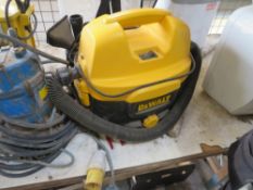 DEWALT VACUUM MAINS / BATTERY [NO VAT]