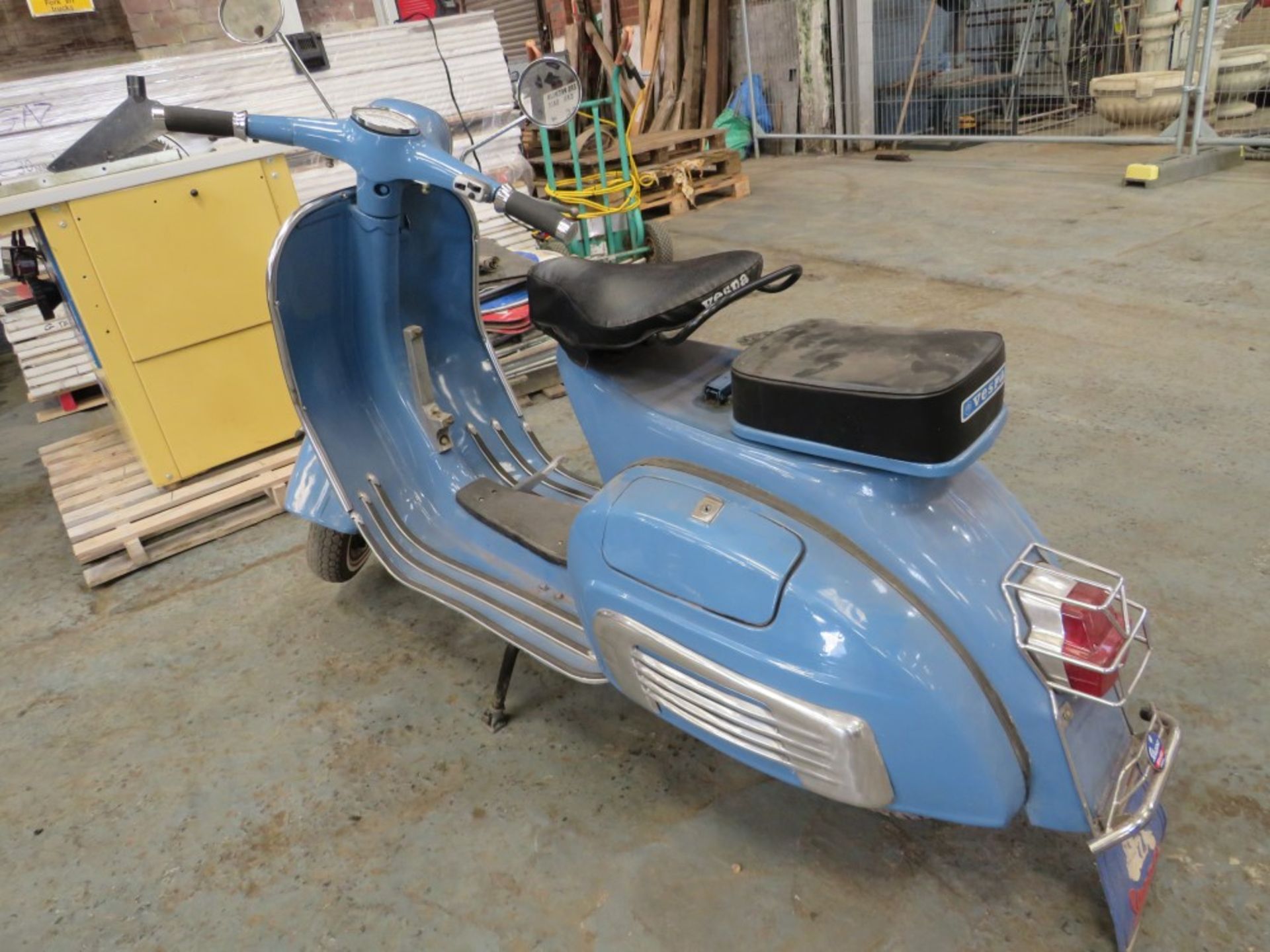 OLD VESPA SCOOTER, IMPORT, NOT REGISTERED, NO V5, NO KEYS [NO VAT] - Image 3 of 5