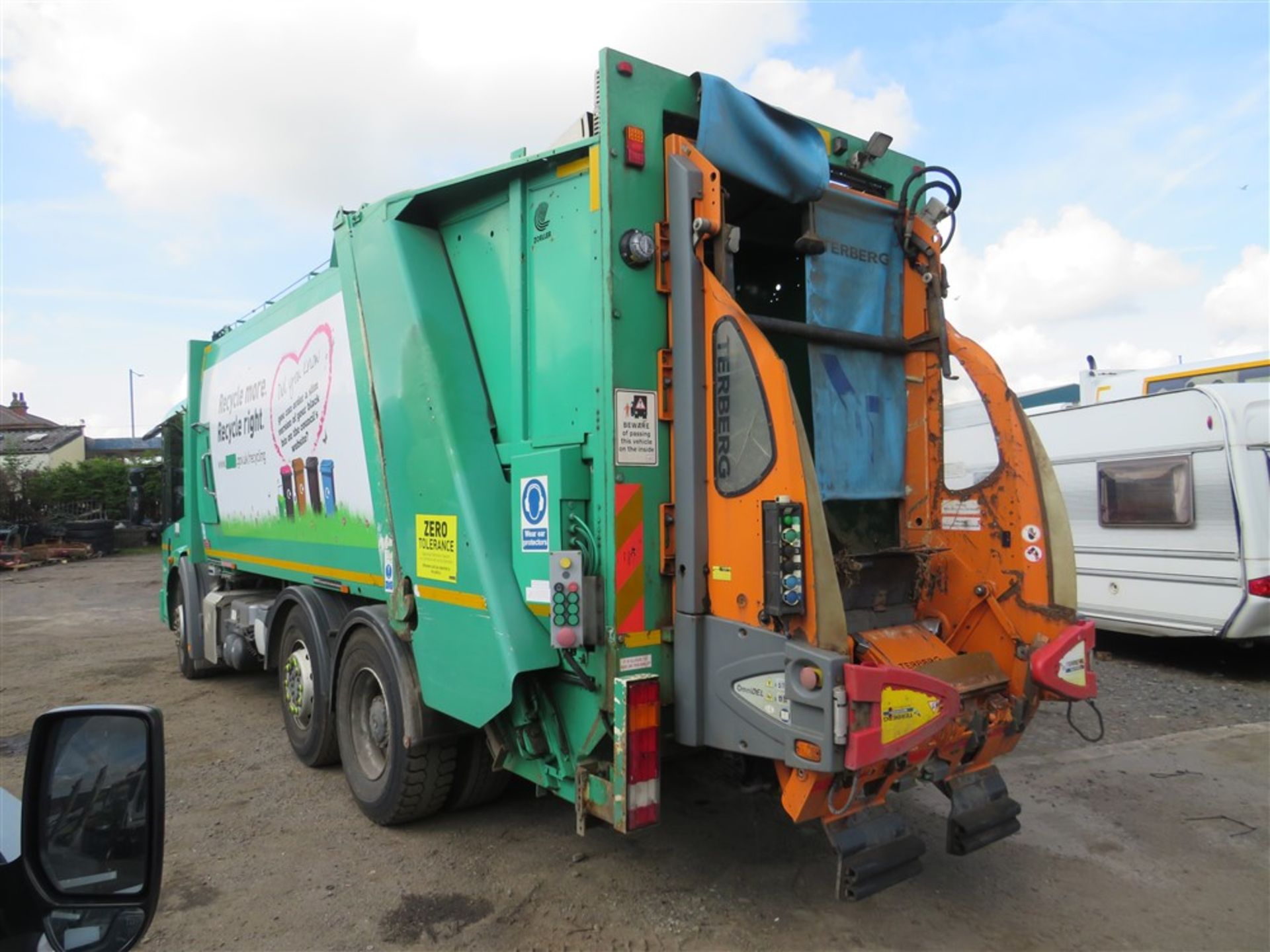 13 reg MERCEDES ECONIC REFUSE DISPOSAL (RUNS & DRIVES BUT ONLY FOR LOADING) (DIRECT COUNCIL) 1ST REG - Image 3 of 6