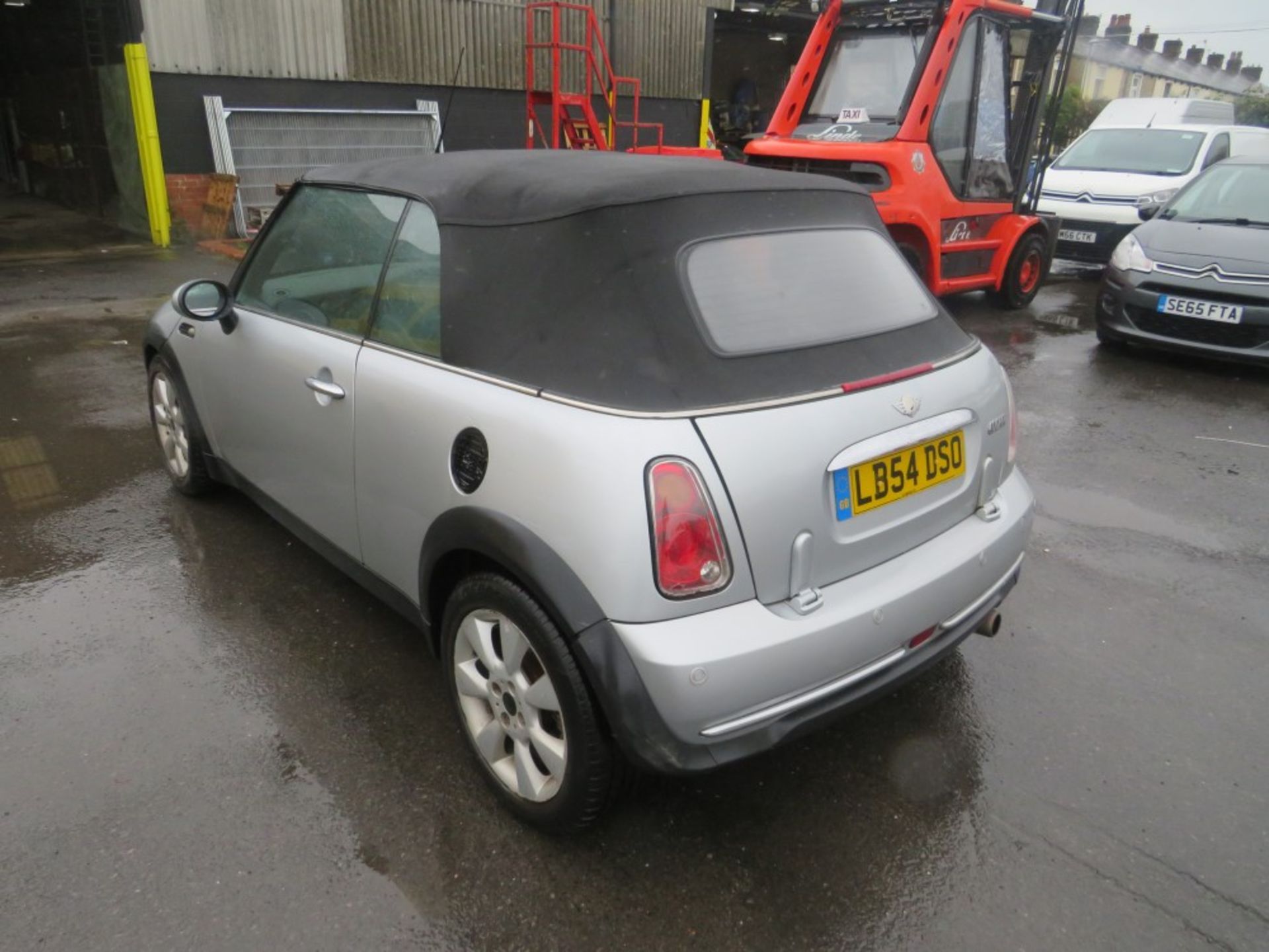 54 reg MINI COOPER AUTO CONVERTIBLE, 1ST REG 12/04, TEST 04/22, 120321M NOT WARRANTED, V5 HERE, 4 - Image 3 of 6