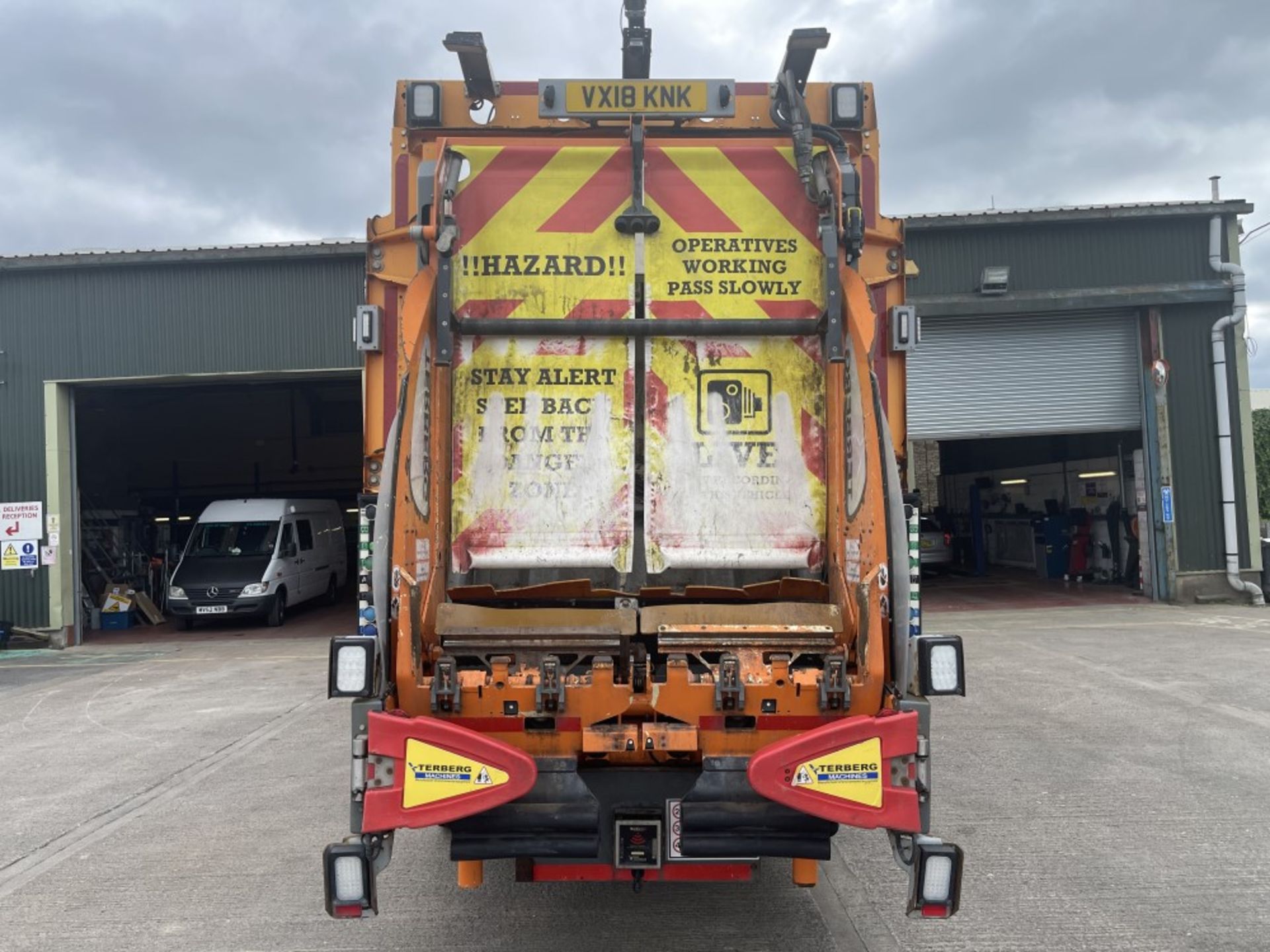 18 reg DENNIS ELITE 6 26 TON REFUSE WAGON (DIRECT COUNCIL) 1ST REG 05/18, TEST 12/21, 29768KM, V5 - Image 5 of 9