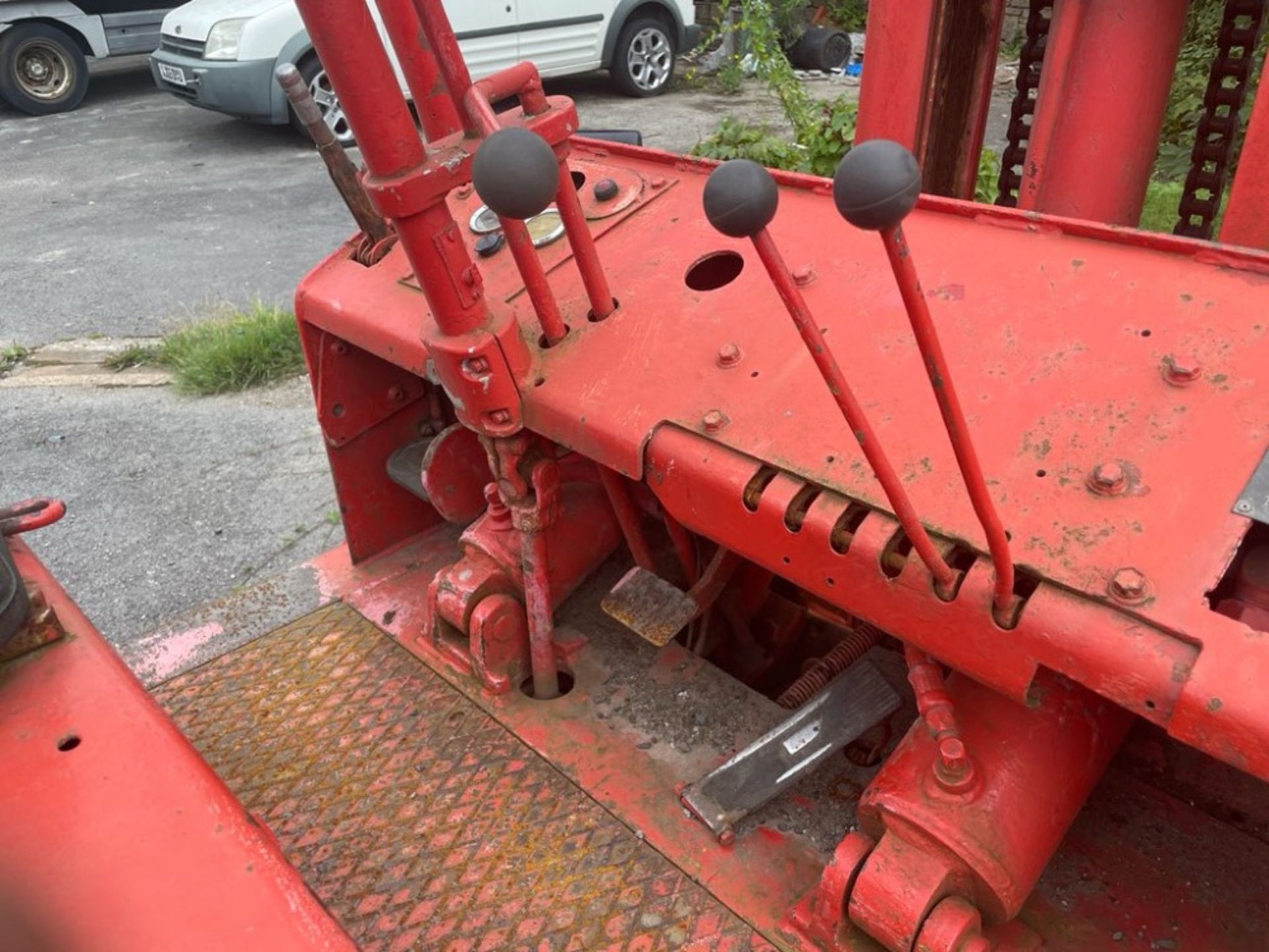 TOWMOTOR FORK LIFT TRUCK (LOCATION BOLTON) LIFTS MIN 6 TON, STARTS, RUNS, LIFTS BUT STEERING VERY - Image 8 of 9