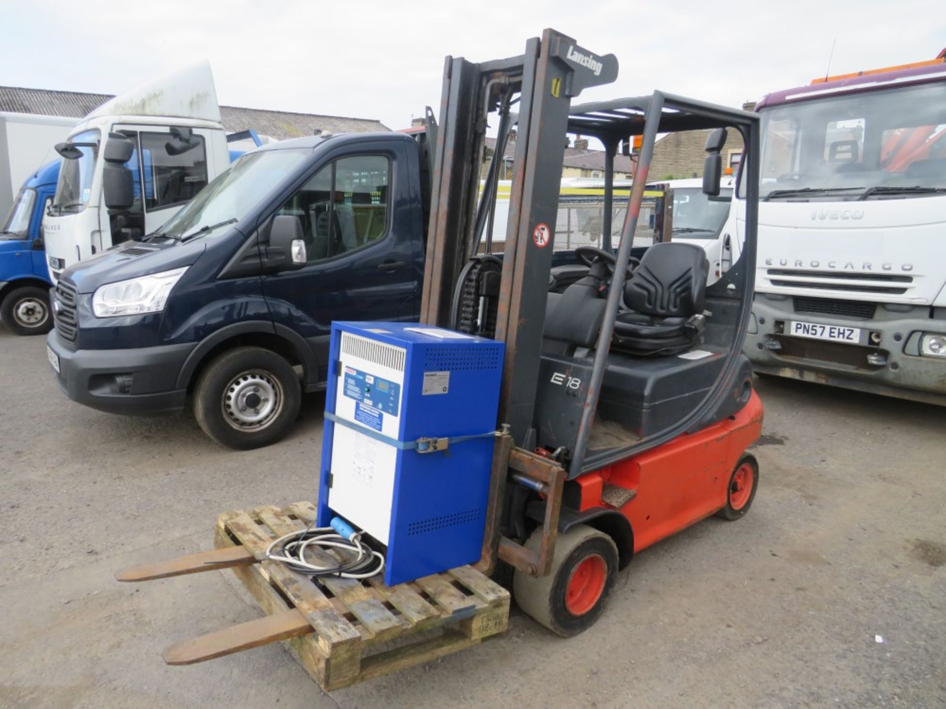 2001 LINDE E18 ELECTRIC FORK LIFT C/W BRAND NEW CHARGER, 14873 HOURS [NO VAT] - Image 2 of 7