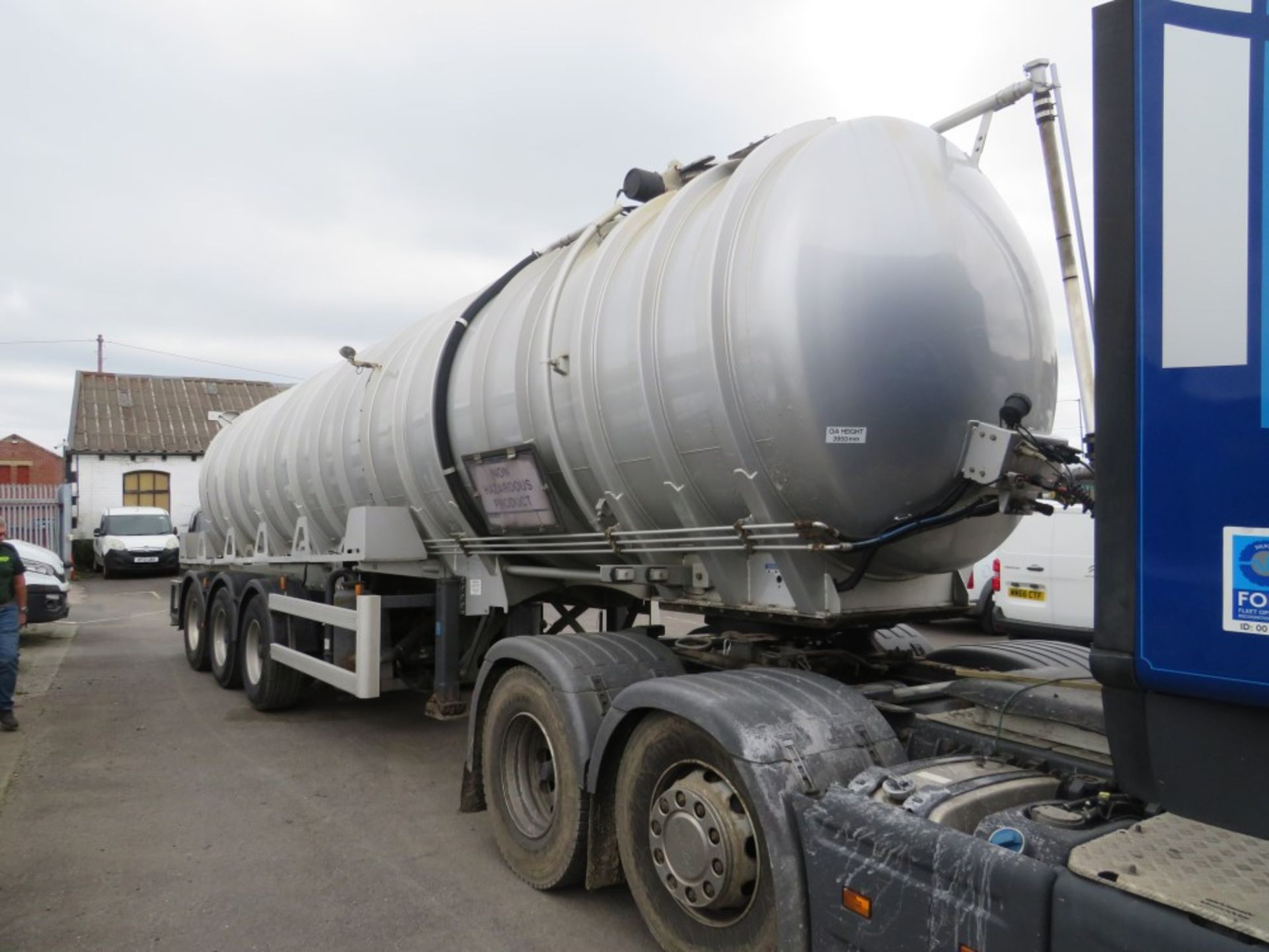 2011 CROSSLAND TRI AXLE VACUUM TANKER, 33000 LITRE TANK, 2 NEW TYRES NEAR SIDE, REST APPROX 50% [+ - Image 4 of 6