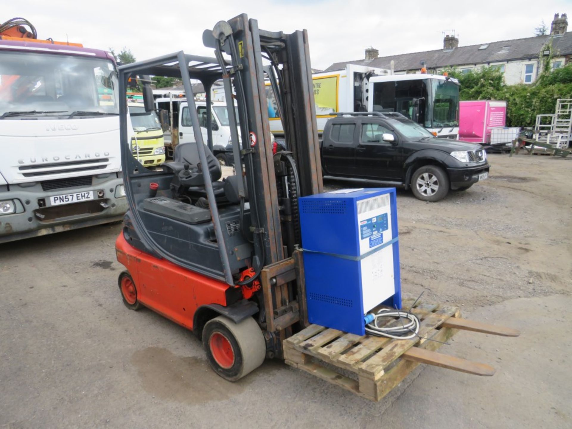 2001 LINDE E18 ELECTRIC FORK LIFT C/W BRAND NEW CHARGER, 14873 HOURS [NO VAT]