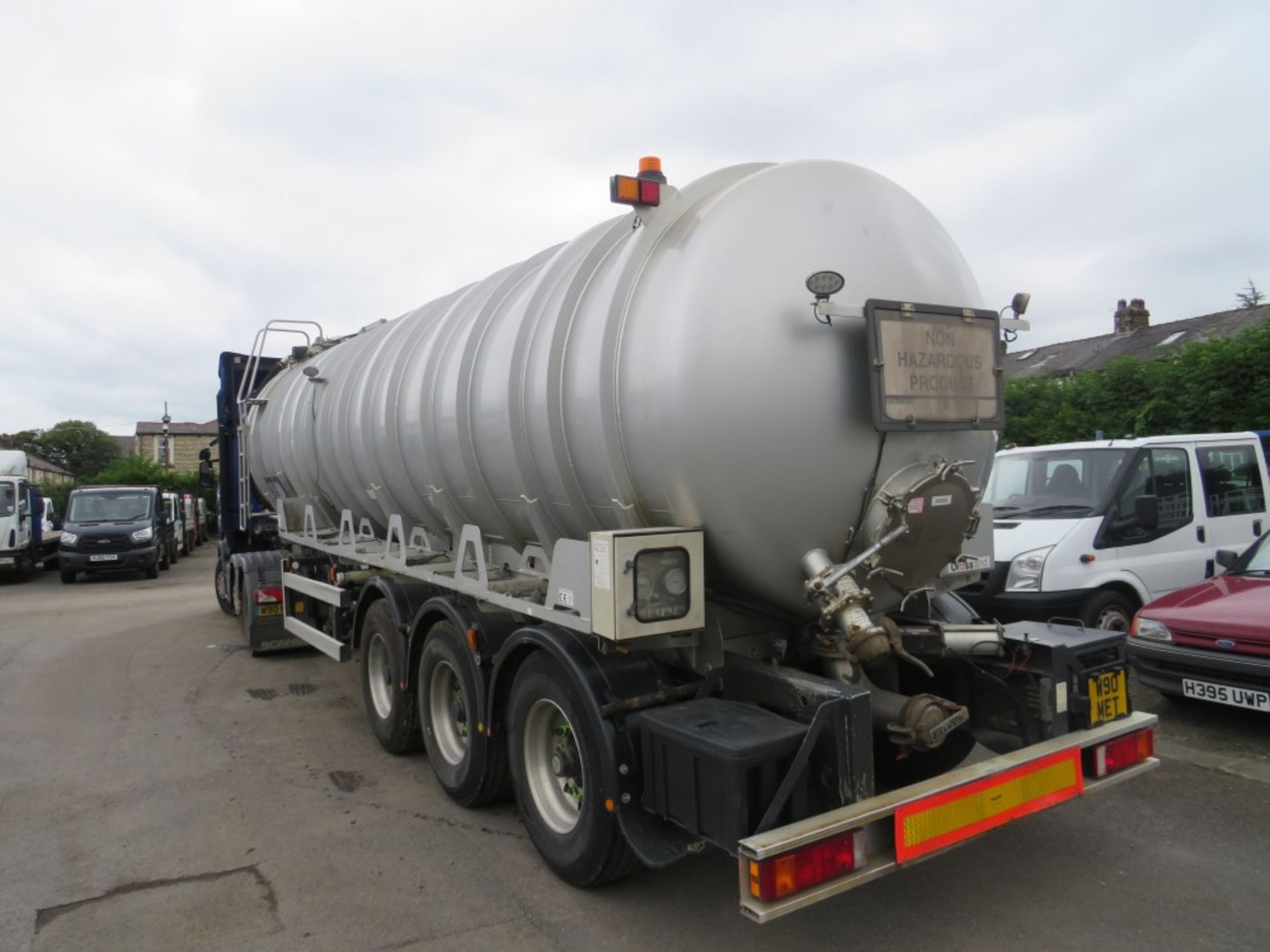 2011 CROSSLAND TRI AXLE VACUUM TANKER, 33000 LITRE TANK, 2 NEW TYRES NEAR SIDE, REST APPROX 50% [+ - Image 2 of 6