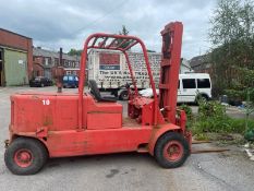 TOWMOTOR FORK LIFT TRUCK (LOCATION BOLTON) LIFTS MIN 6 TON, STARTS, RUNS, LIFTS BUT STEERING VERY