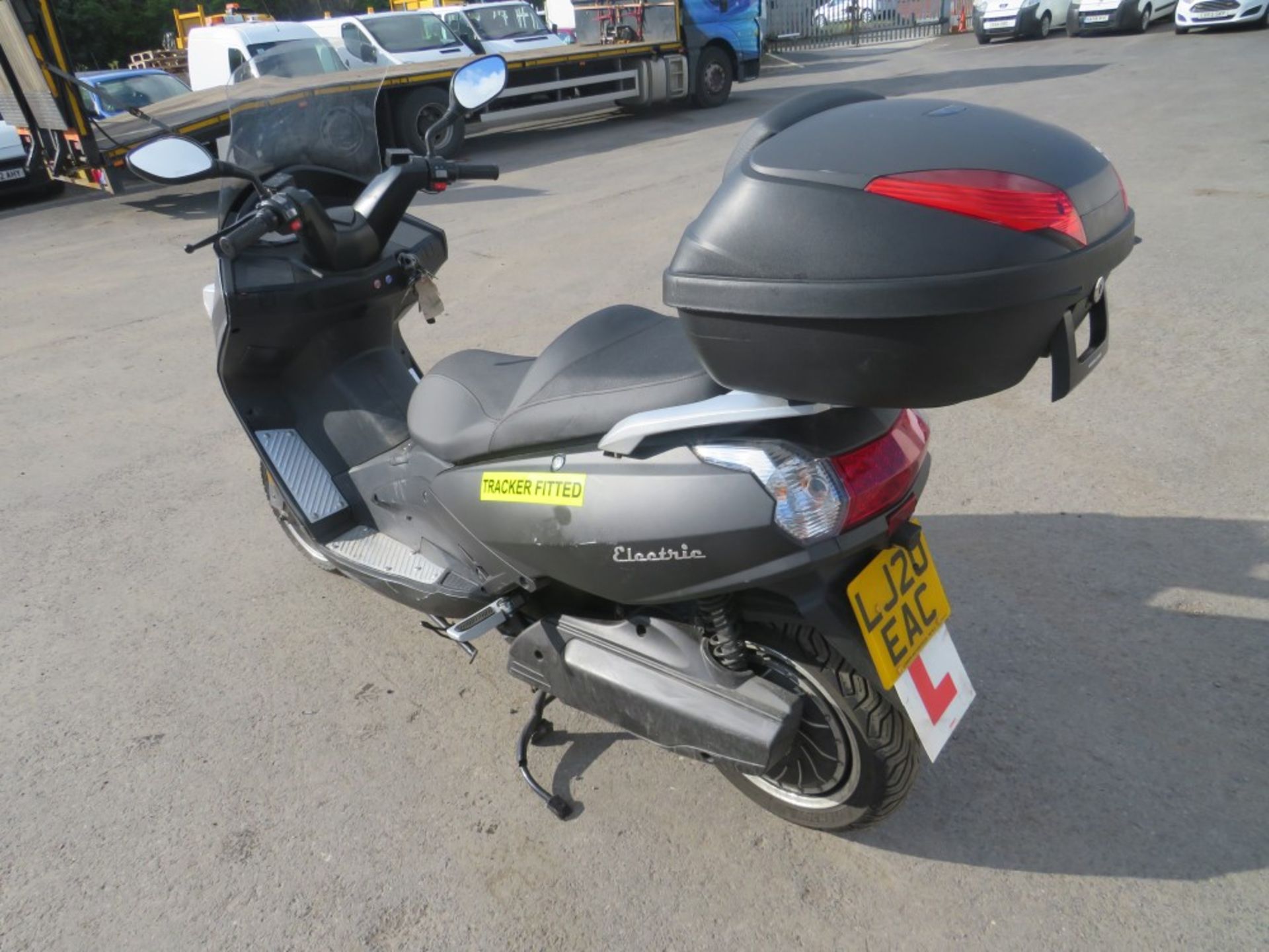 20 reg EFUN PUMA ELECTRIC SCOOTER, 1ST REG 07/20, 2403M, V5 HERE, 1 FORMER KEEPER [NO VAT] - Image 3 of 5